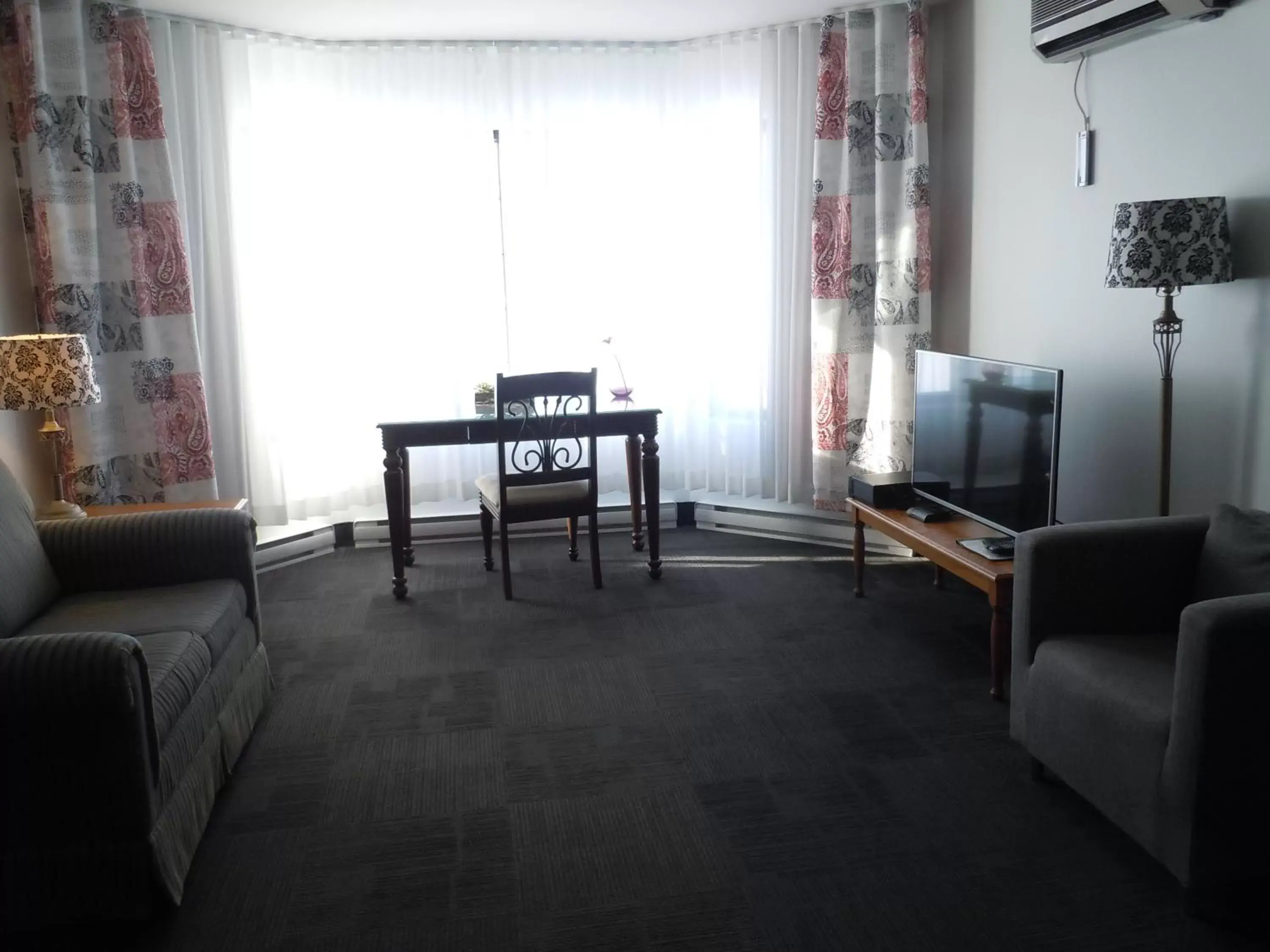 Superior Queen Room- Partial view in L'Auberge Du Lac St-Pierre Superior Queen Room- Partial view in L'Auberge Du Lac St-Pierre