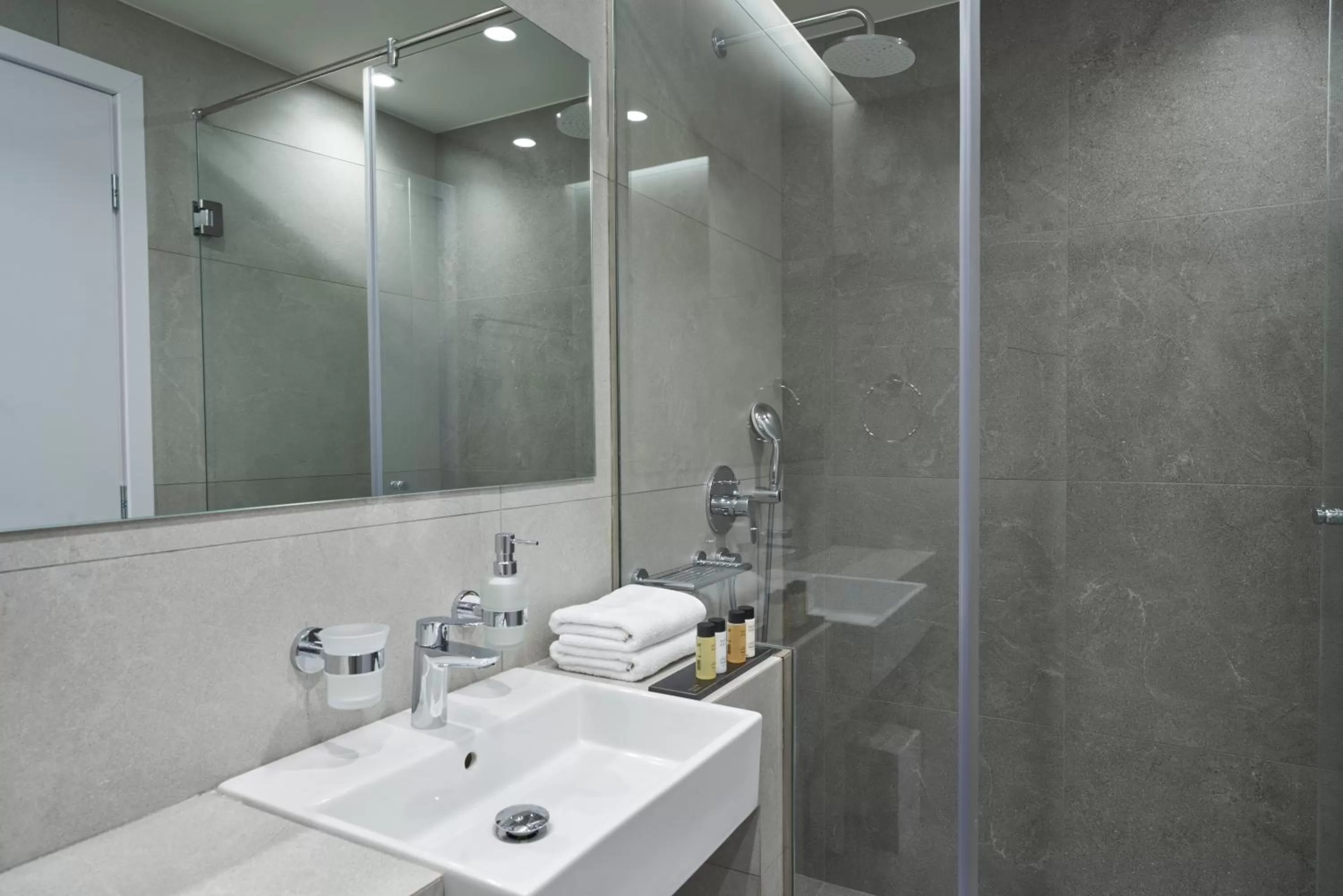 Shower in Hestia - Asklipiou 61