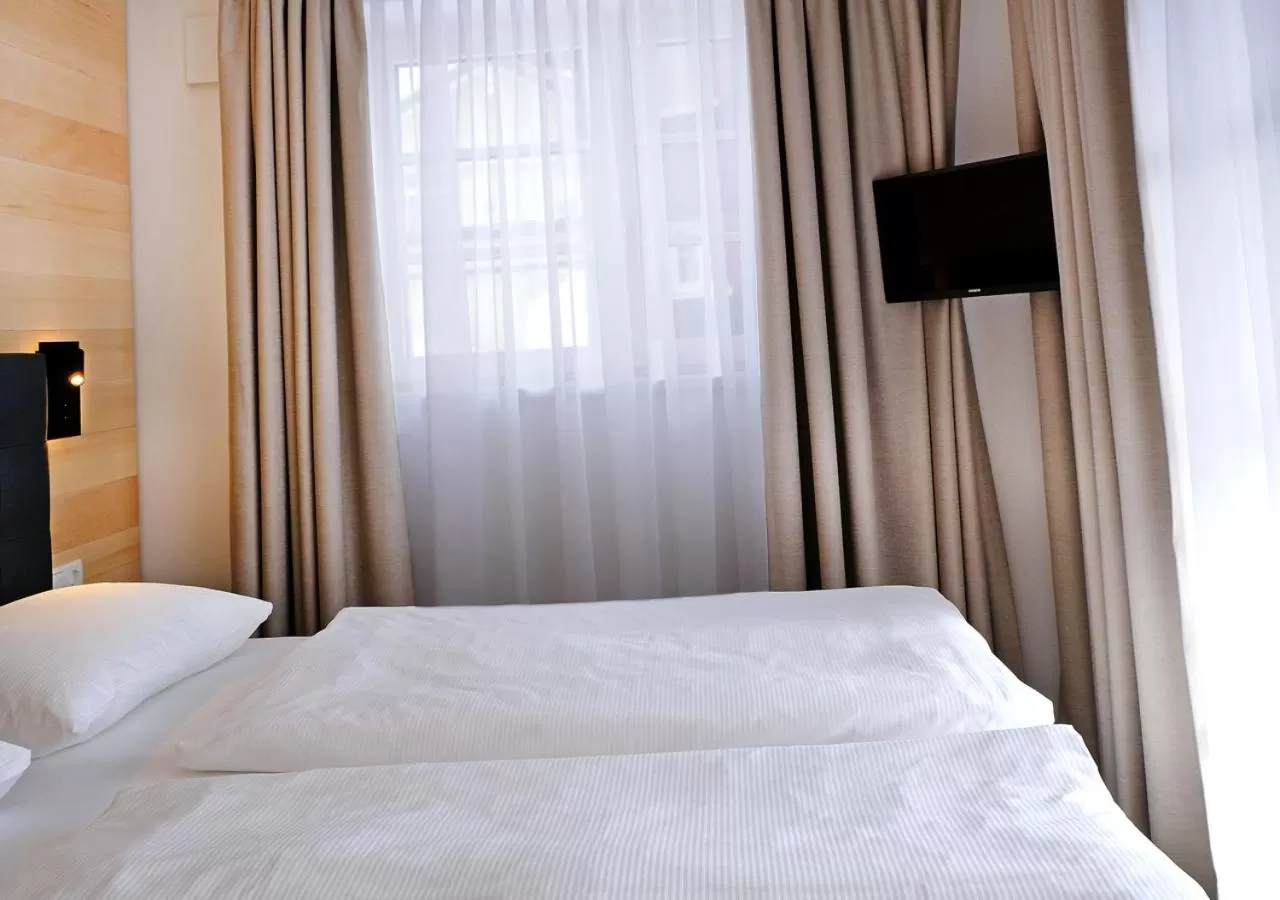 Bedroom, Bed in Hotel Bayerischer Hof