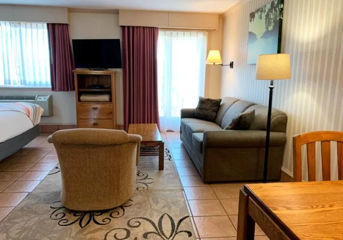 Living room, Bed in Coachman Inn Oak Harbor