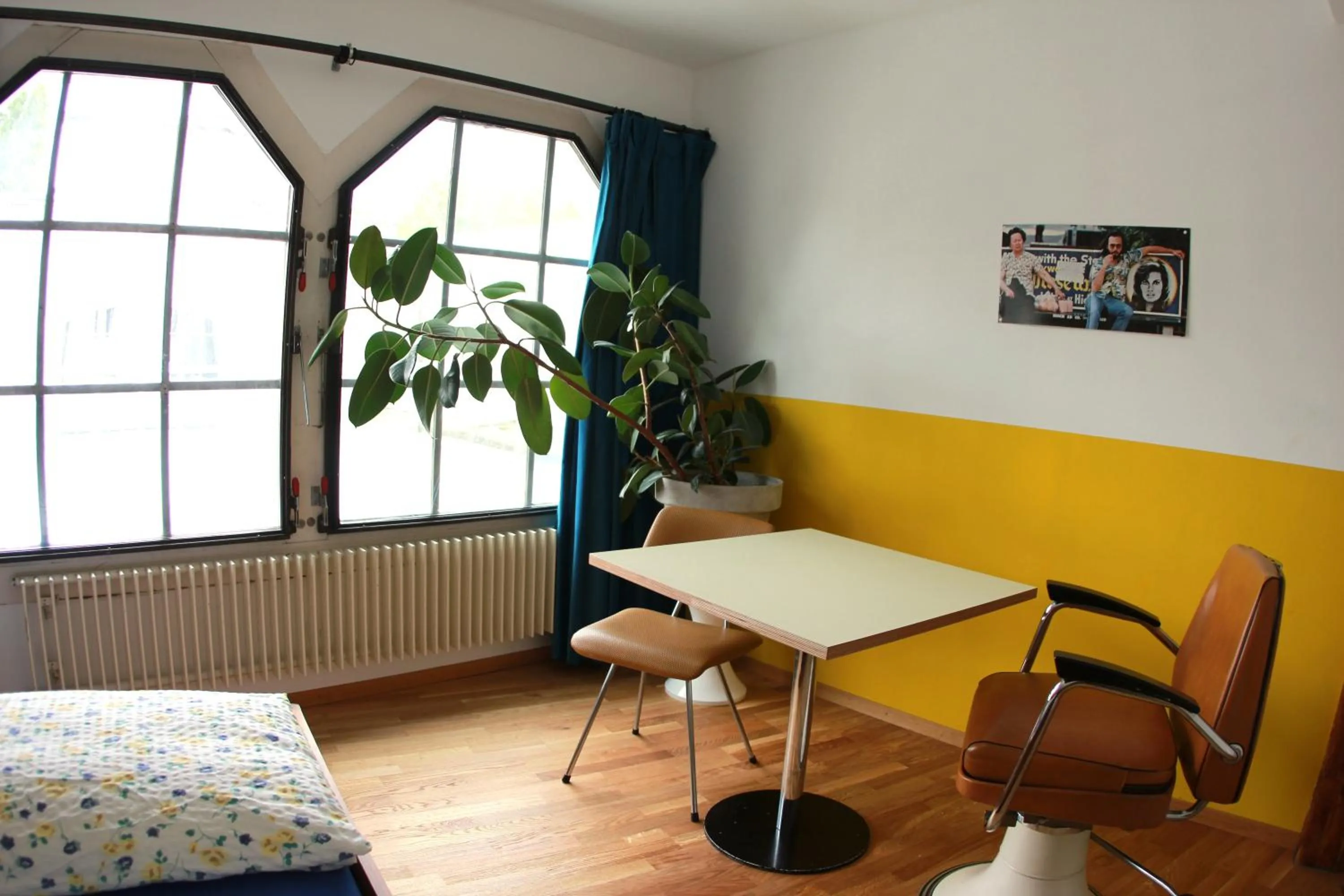 Photo of the whole room, Bed in Basel Backpack