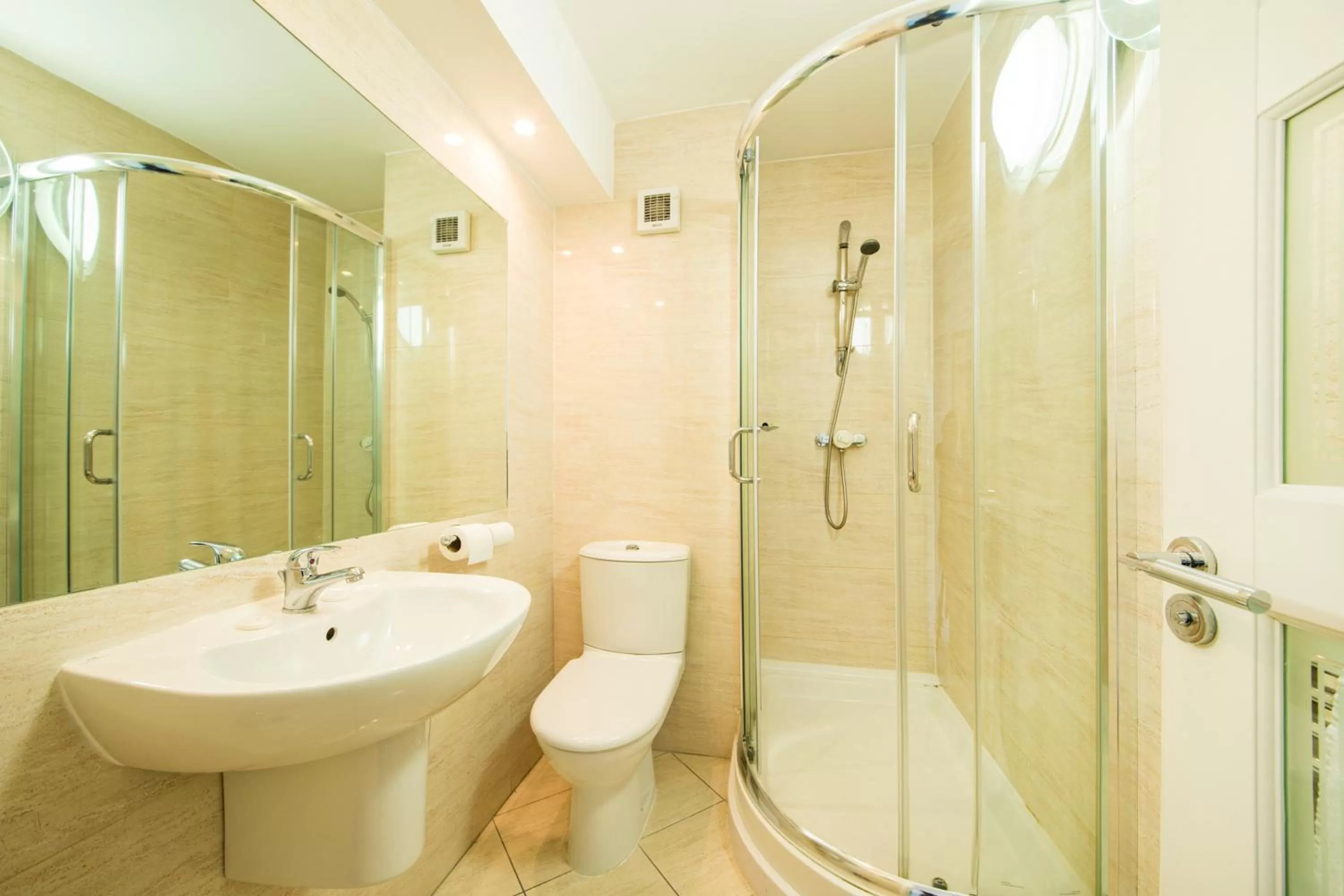 Shower in Arden Hotel And Leisure Club