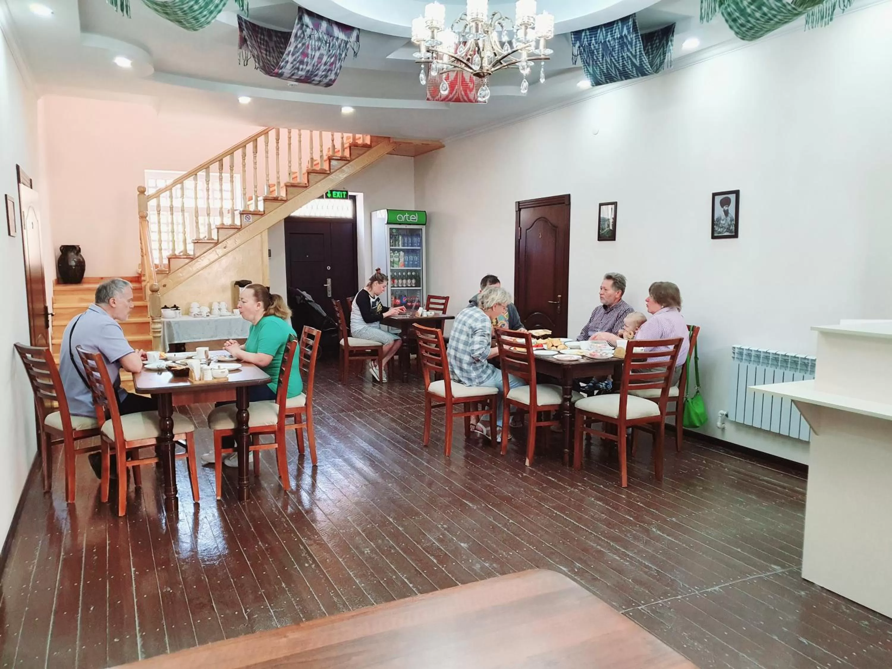 group of guests, Restaurant/Places to Eat in Caravan Hotel