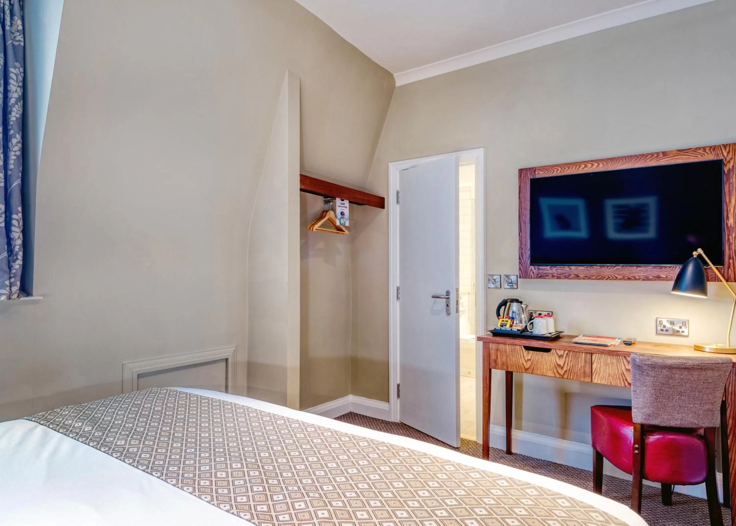 TV and multimedia, Bathroom in Toby Carvery Edinburgh West by Innkeeper's Collection