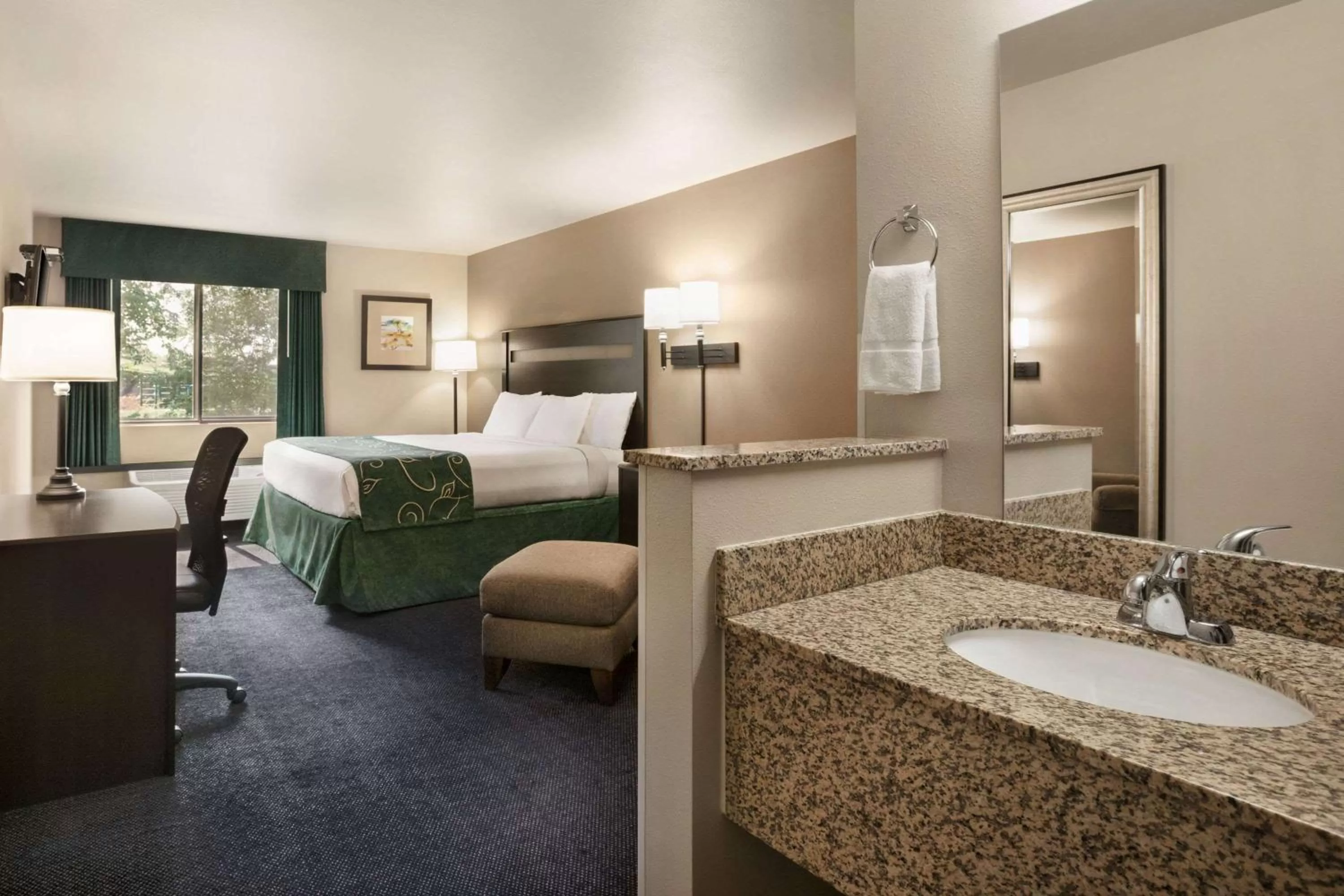 Photo of the whole room, Bed in Travelodge by Wyndham Brunswick near Fredrick