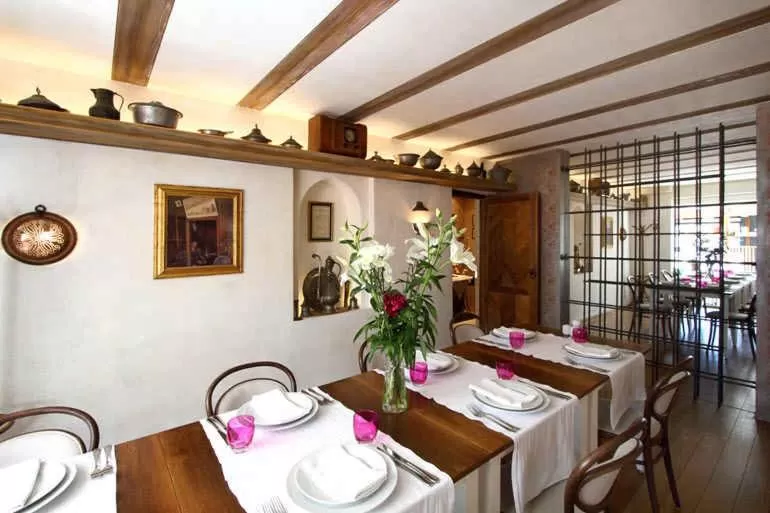 Restaurant/places to eat in Rooms Kibe Mahala