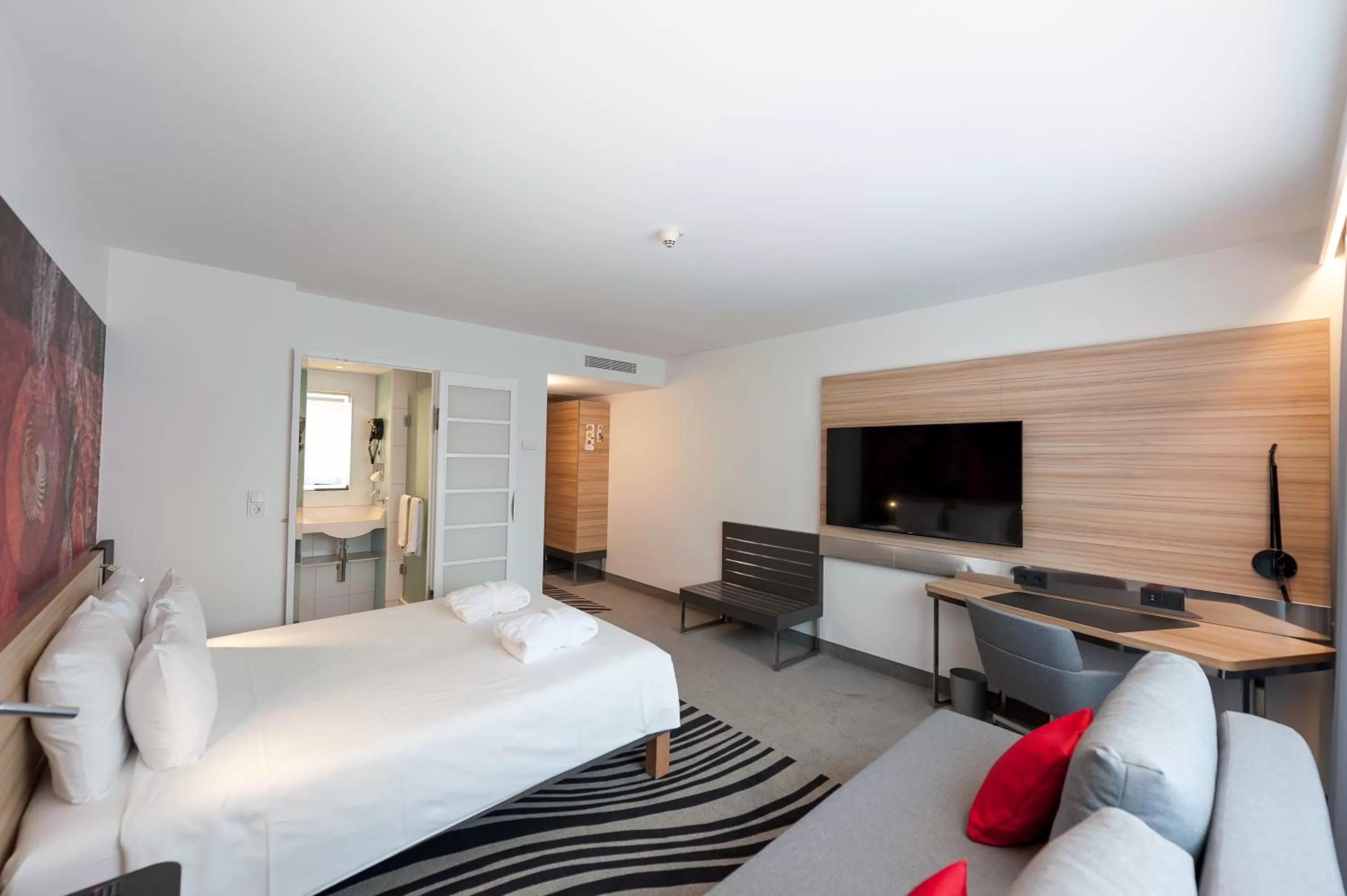 Photo of the whole room, Bed in Novotel München City