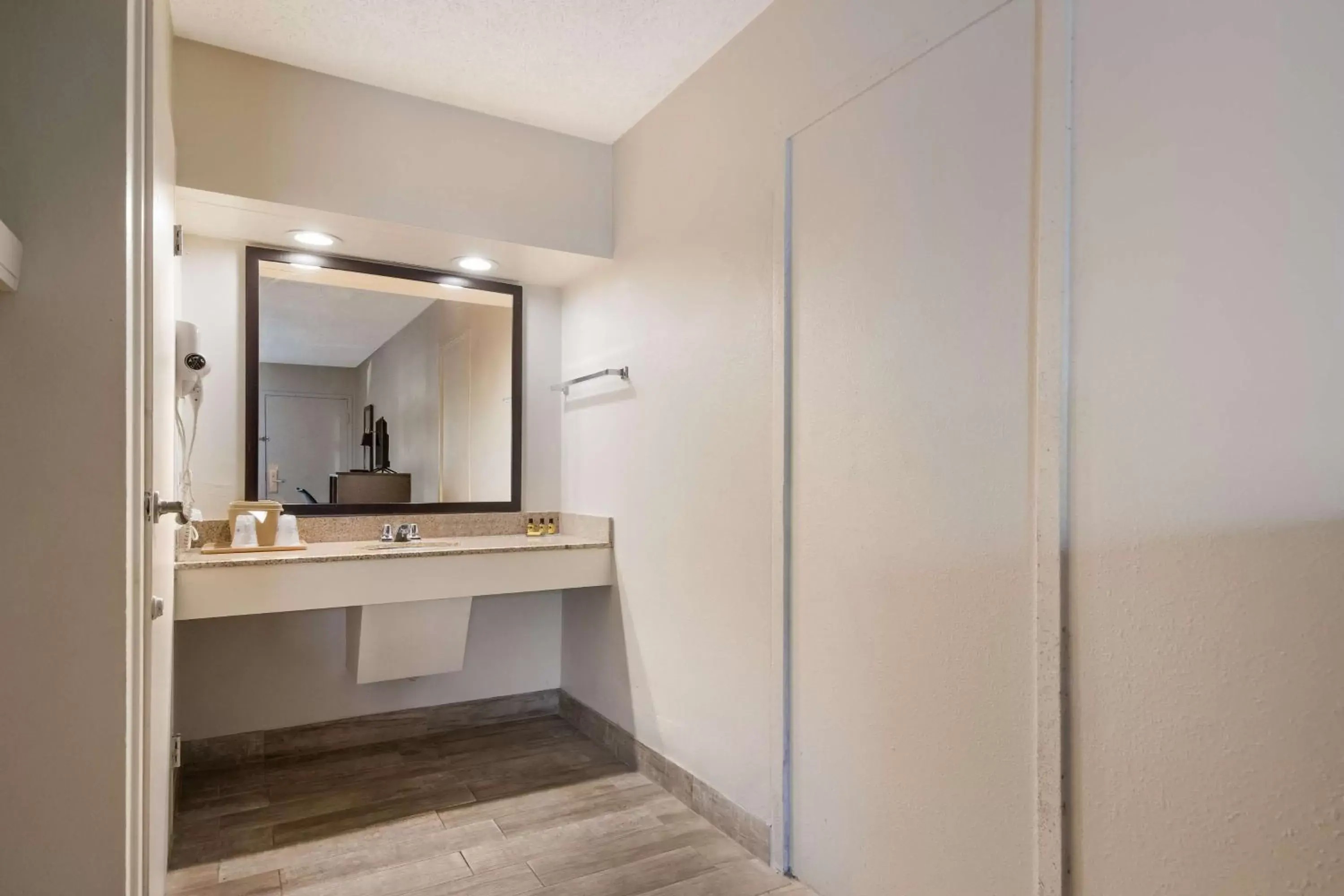 King Room with Roll-in Shower - Disability Access/Non-Smoking in SureStay Hotel by Best Western St Pete Clearwater Airport King Room with Roll-in Shower - Disability Access/Non-Smoking in SureStay Hotel by Best Western St Pete Clearwater Airport