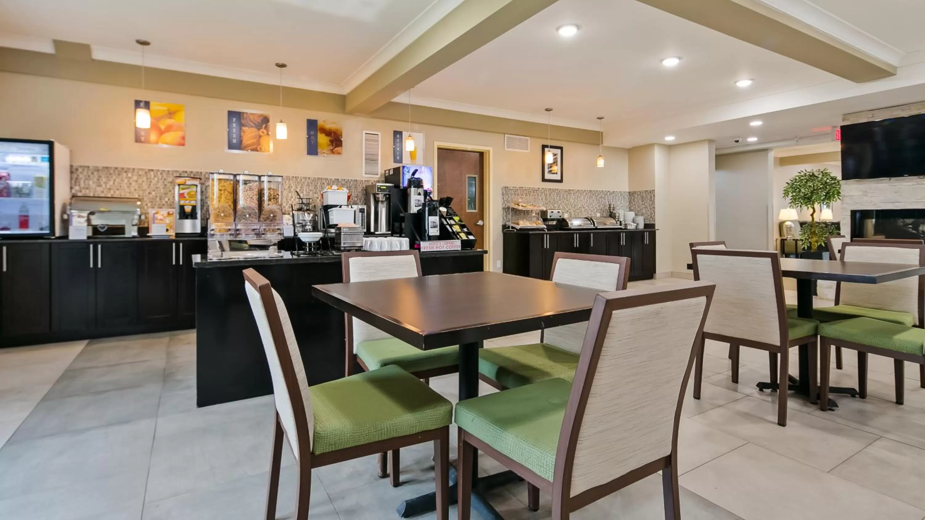 Breakfast in Best Western PLUS Fort Saskatchewan Inn & Suites