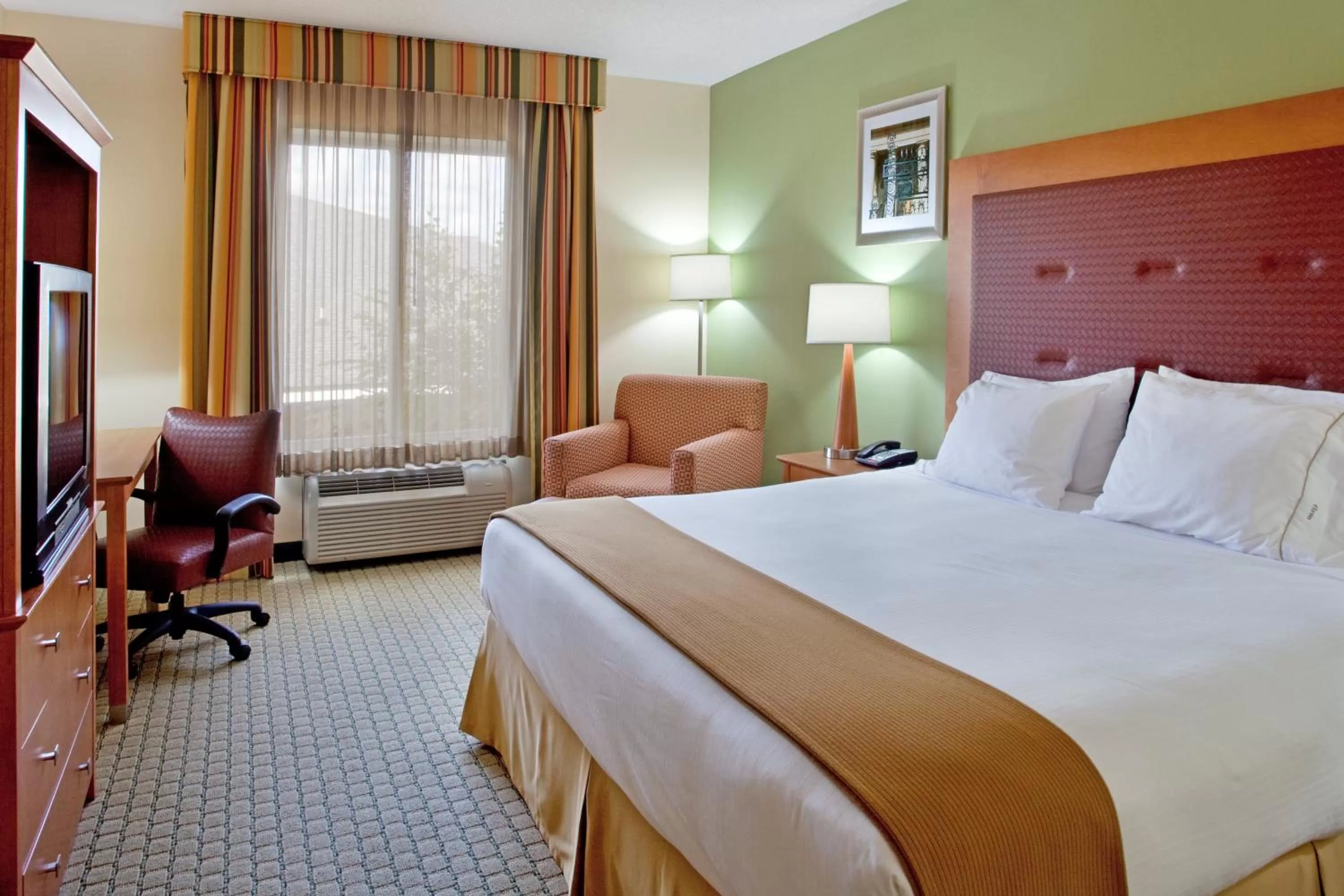 Photo of the whole room, Bed in Holiday Inn Express Hotel & Suites Charleston - North by IHG