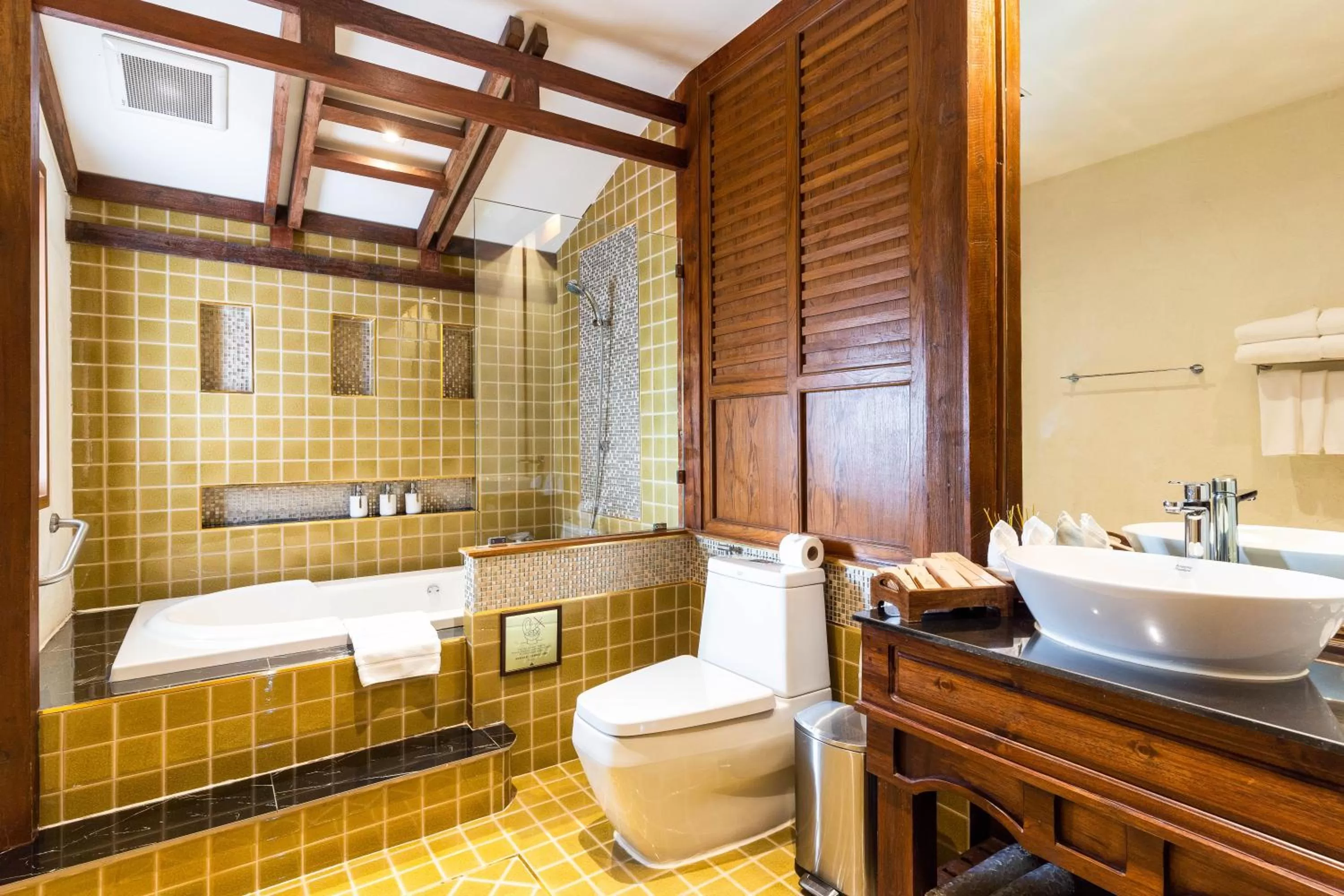 Bathroom in Phra Singh Village