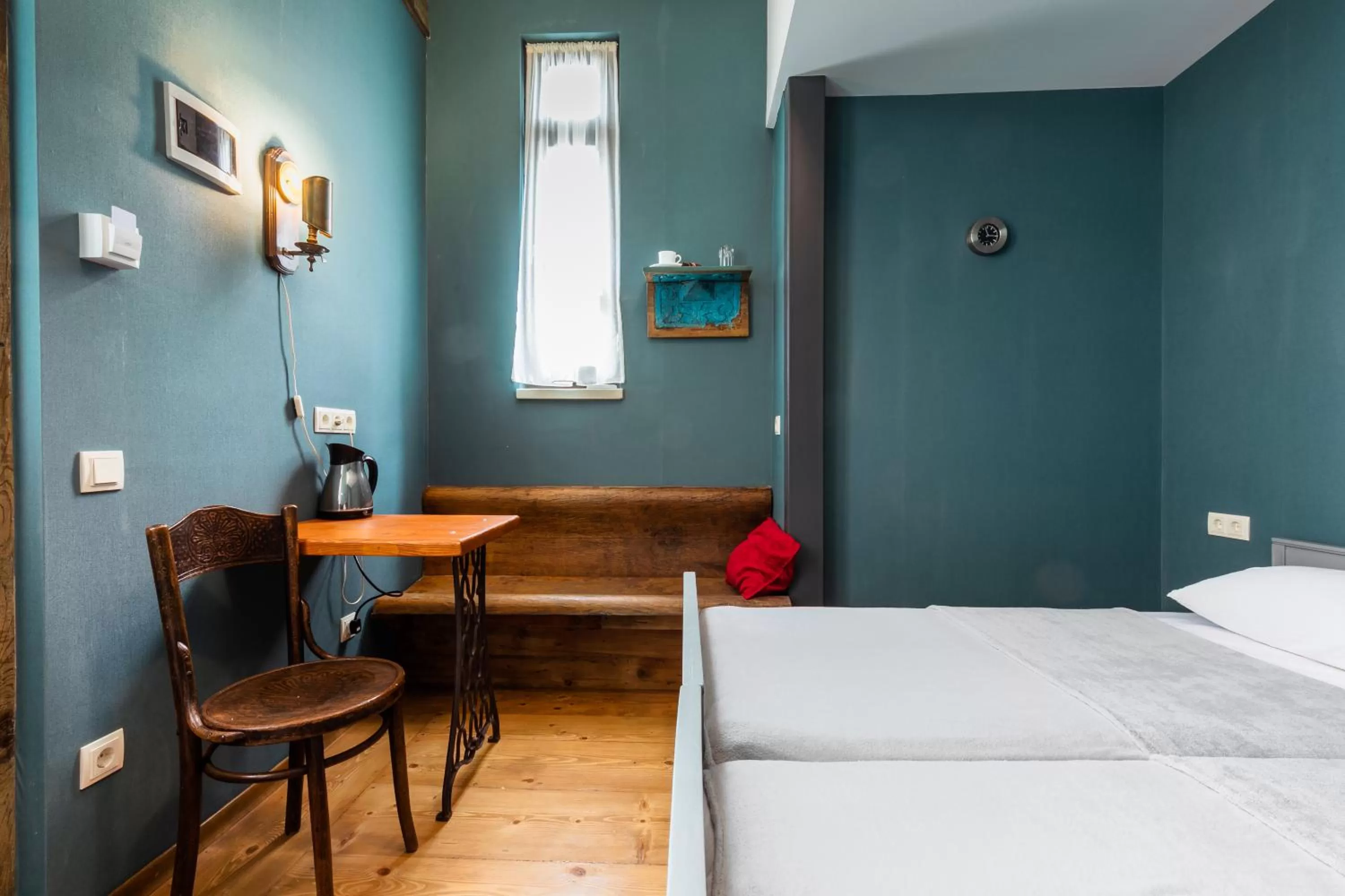 Photo of the whole room, Bed in 3 Heritage Rooms