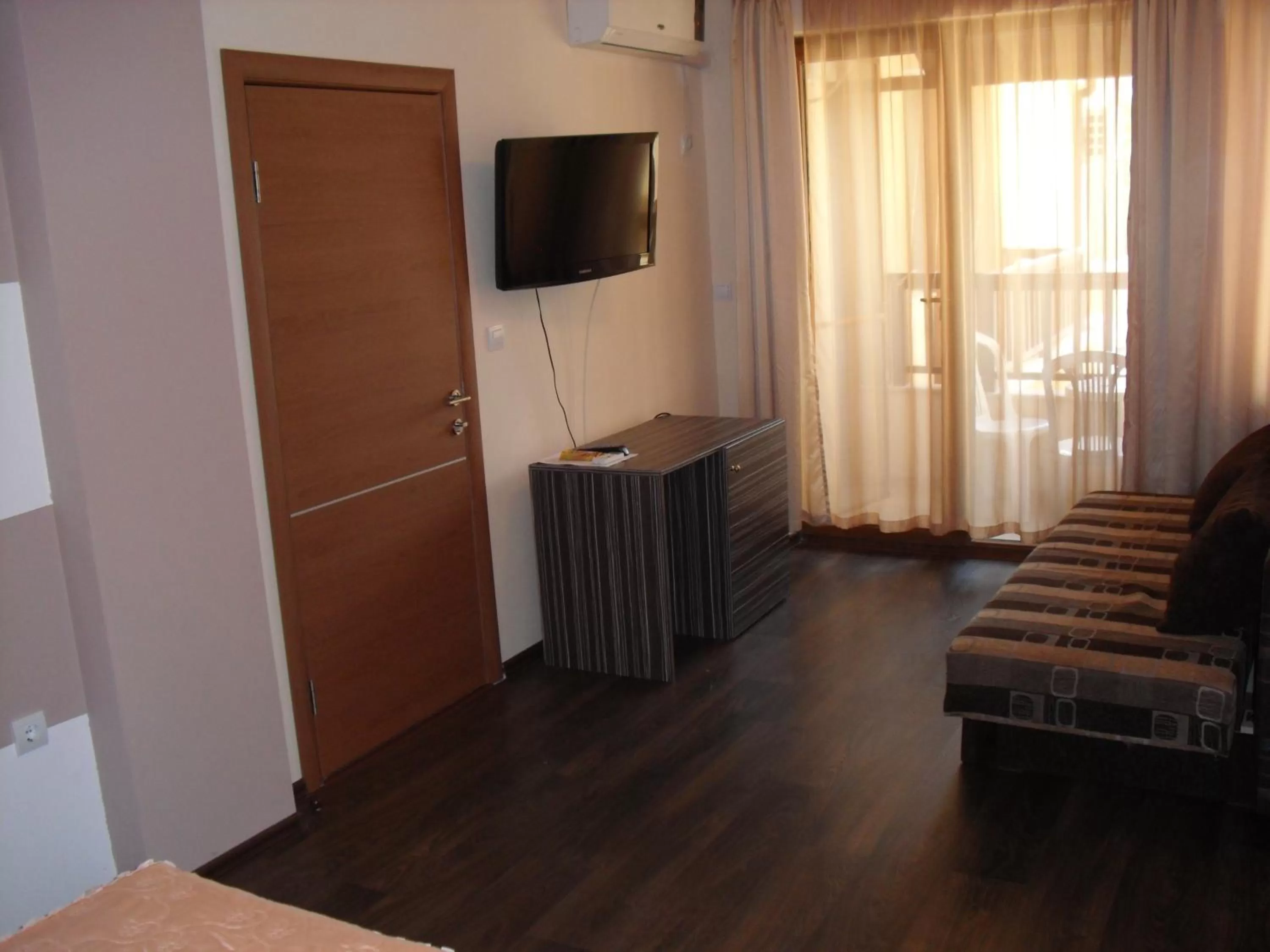 TV/Entertainment Center in Family Hotel Malibu