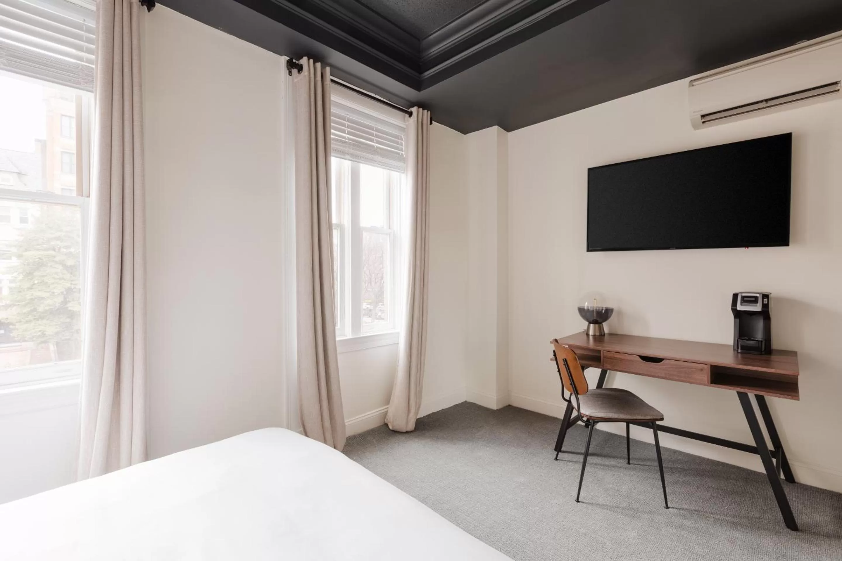 Living room, Bed in Found Dupont Circle powered by Sonder