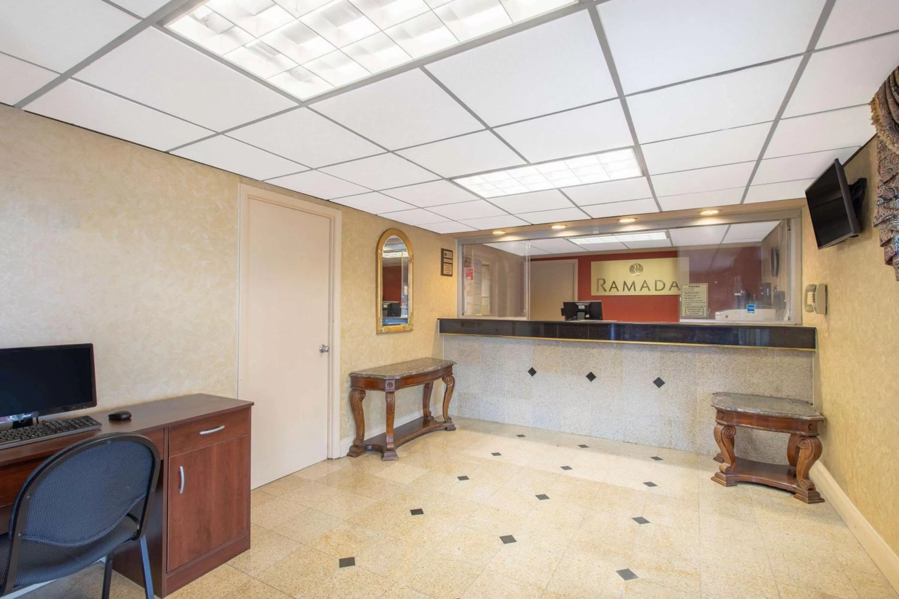 Lobby or reception in Ramada Limited Cockeysville