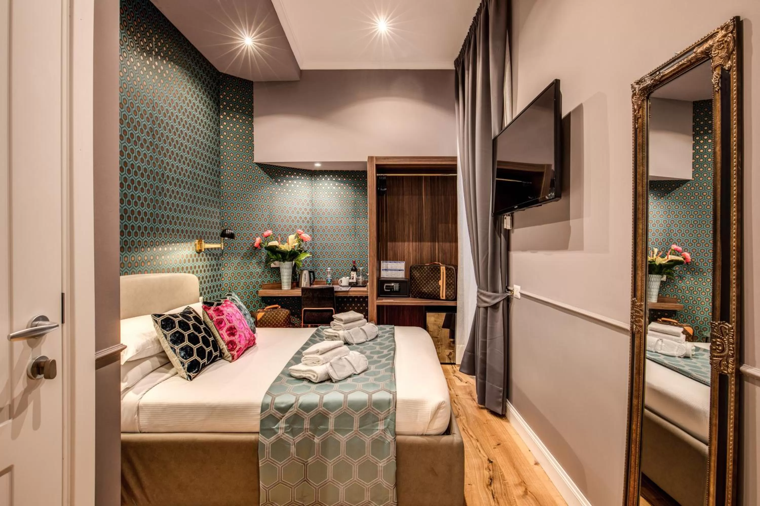 Bed in Tree Charme Parliament Boutique Hotel