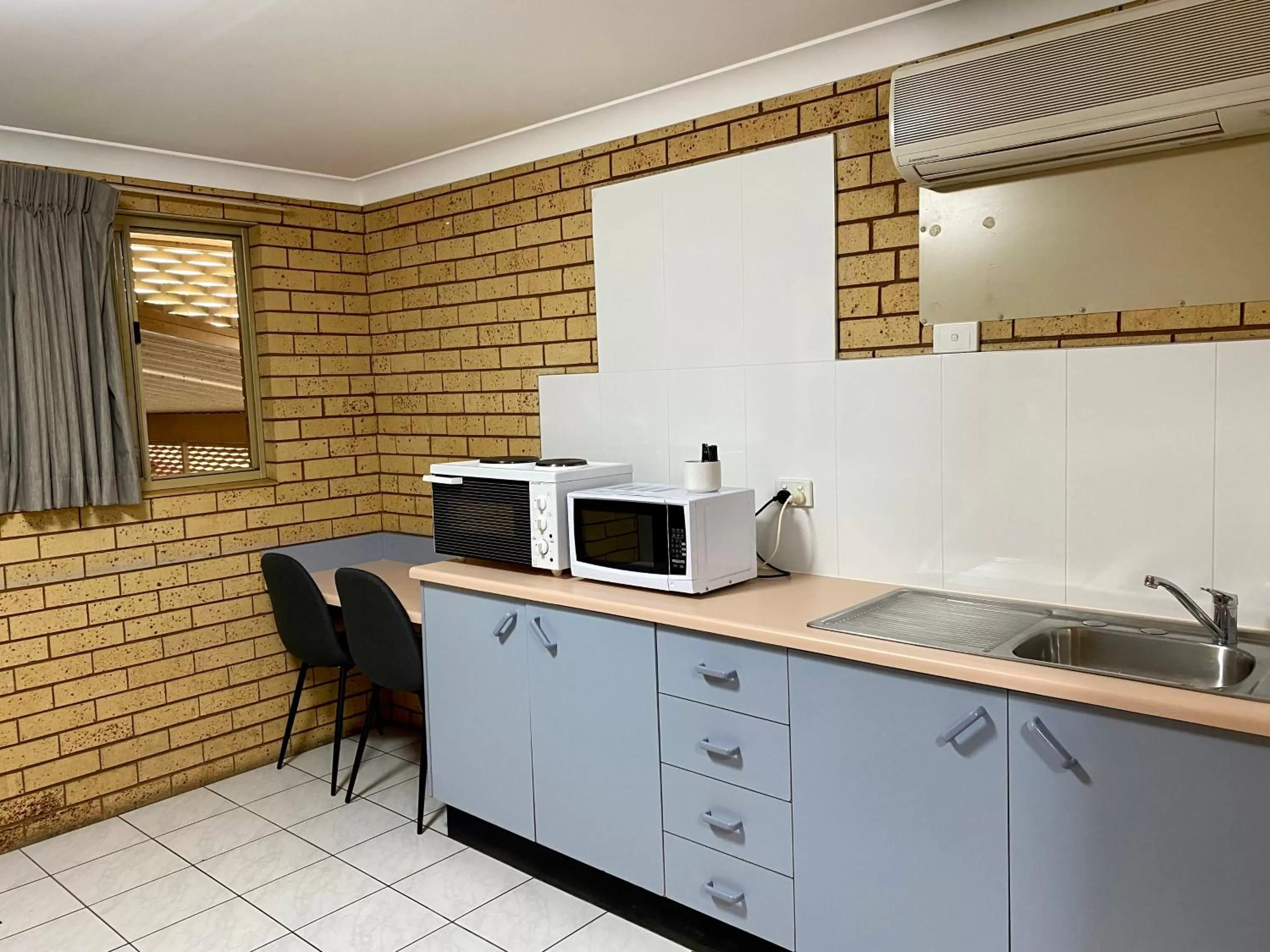 Kitchen or kitchenette in Tallarook Motor Inn