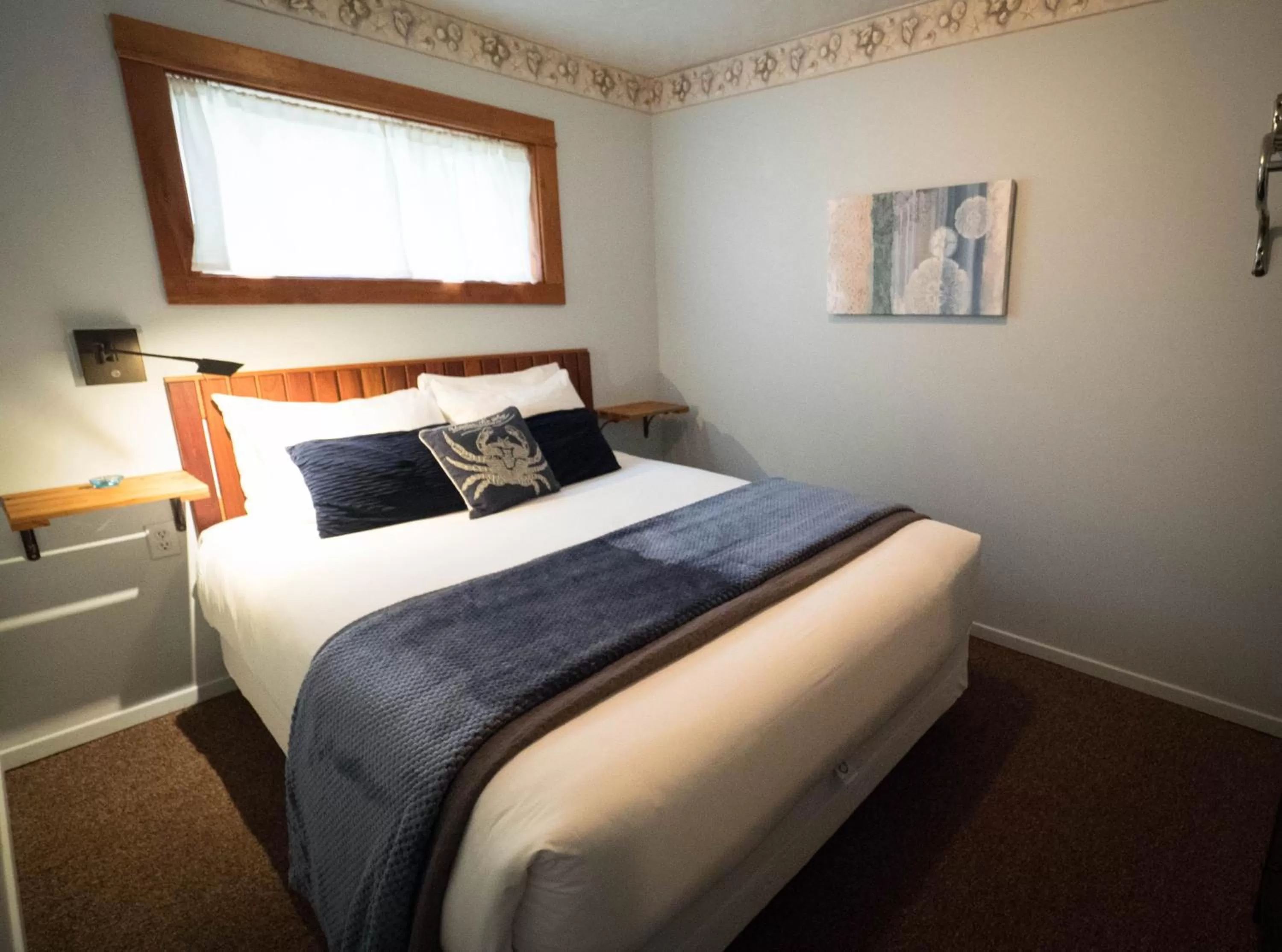Bedroom, Bed in Agate Beach Motel
