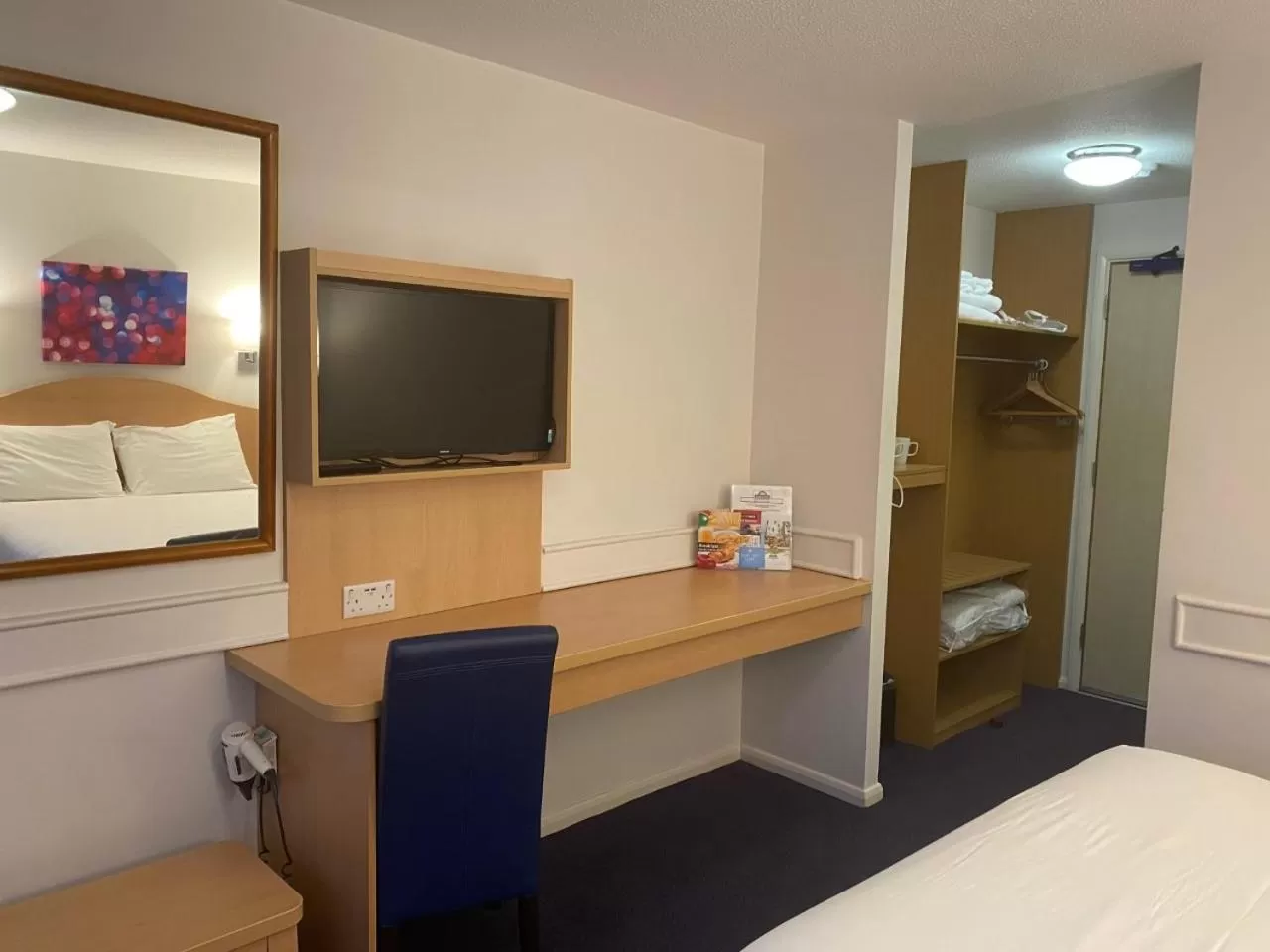 Bed in Days Inn Michaelwood M5