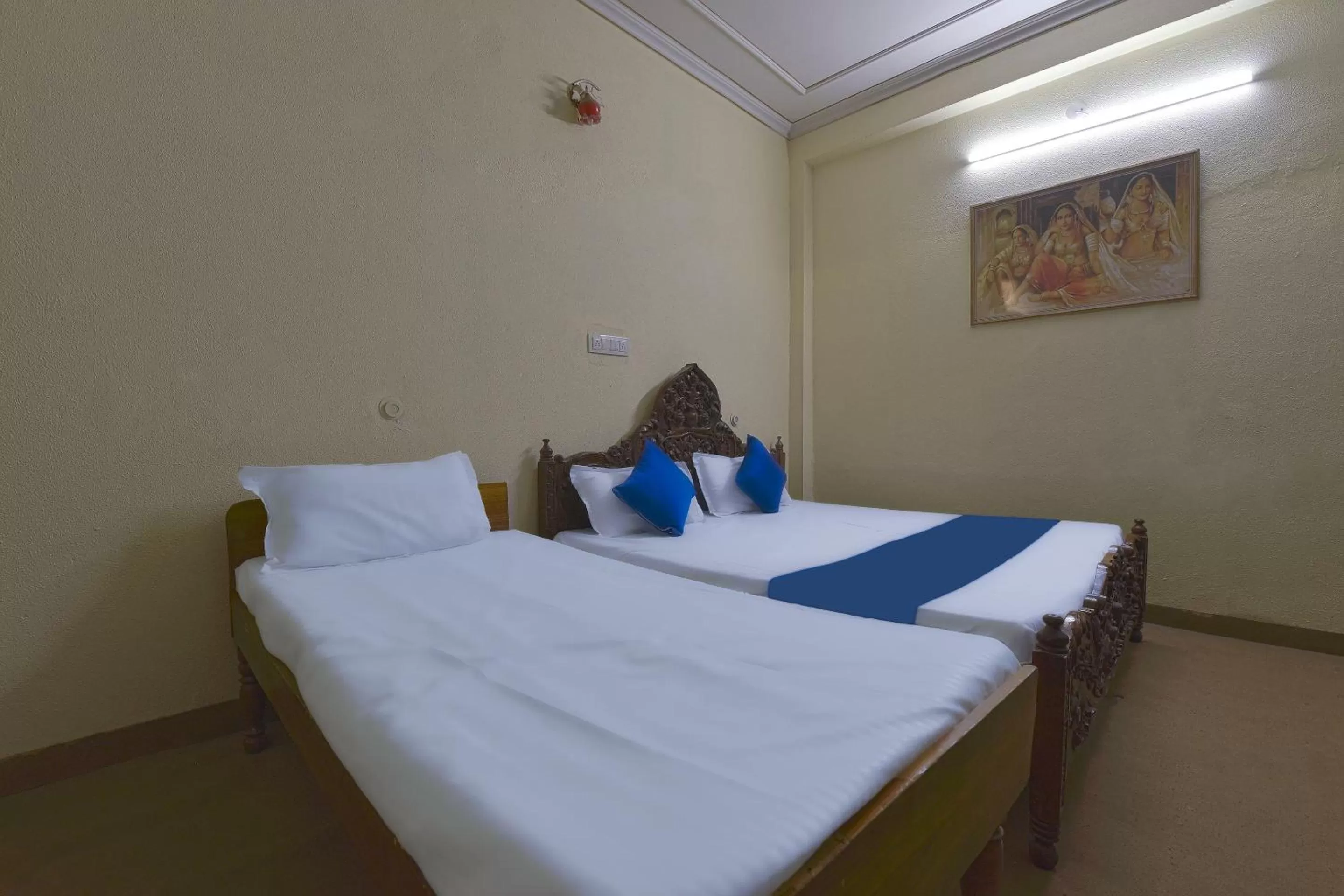 Bedroom, Bed in The Maurvi Inn