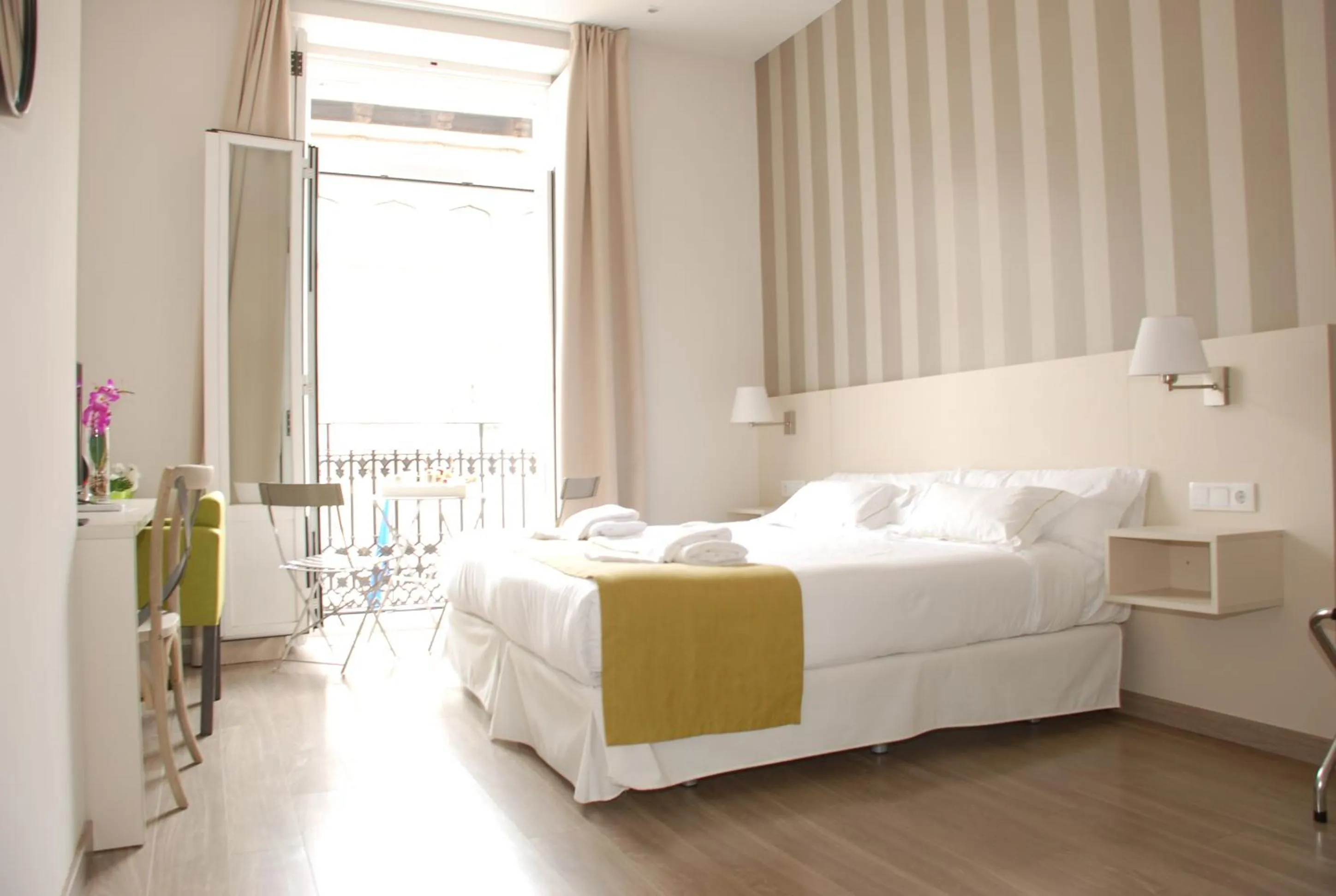 Photo of the whole room, Bed in Hotel San Lorenzo Boutique Plaza