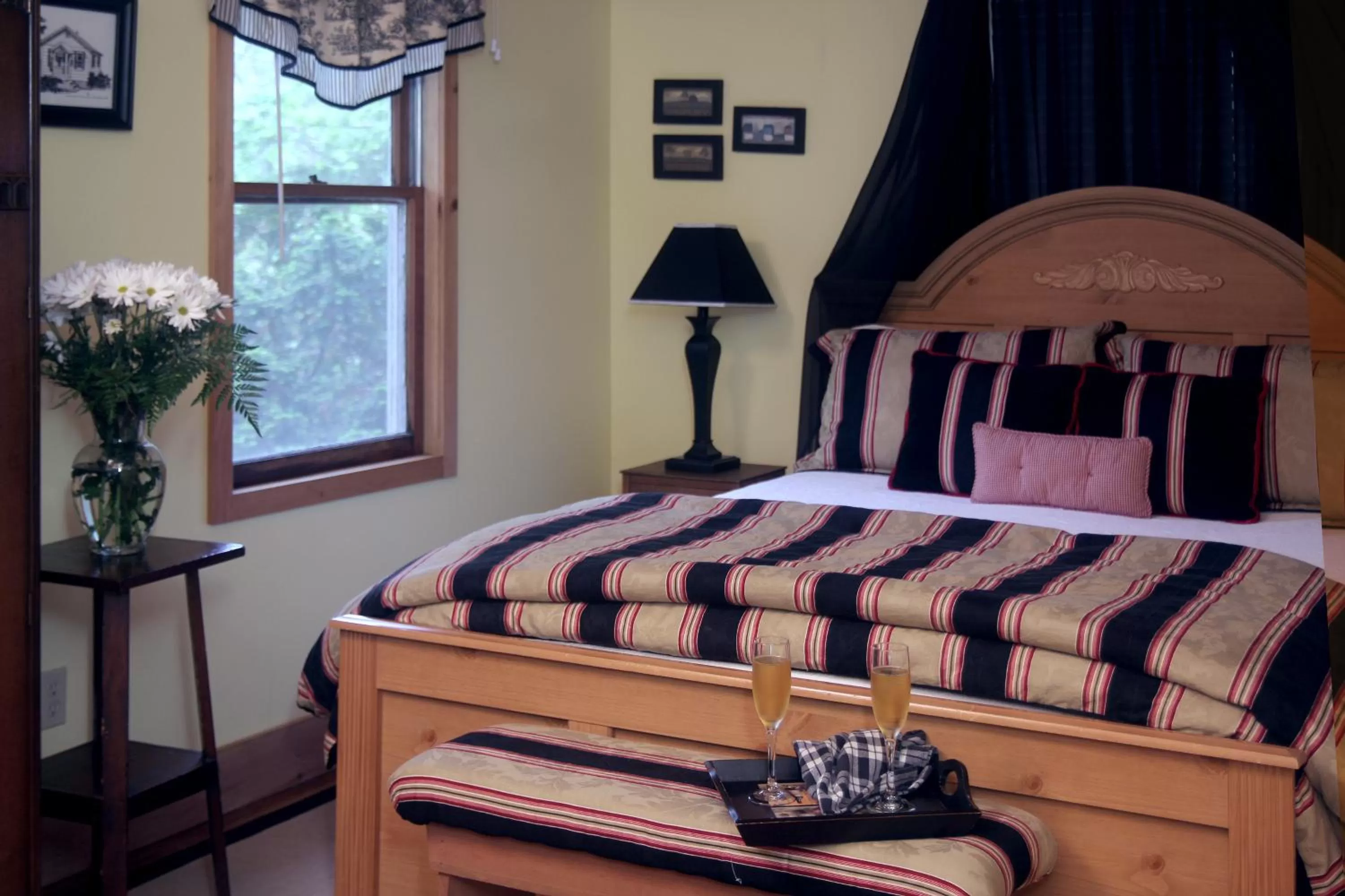 Bedroom, Bed in Heartstone Inn