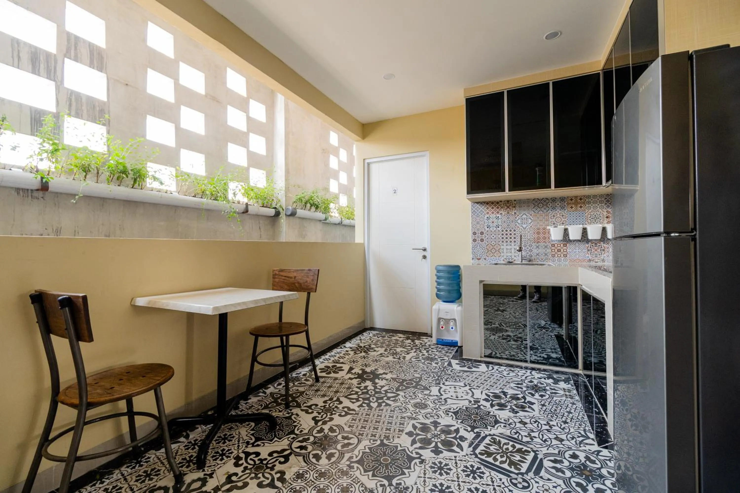 Kitchen or kitchenette in RedDoorz near Plaza Atrium Senen