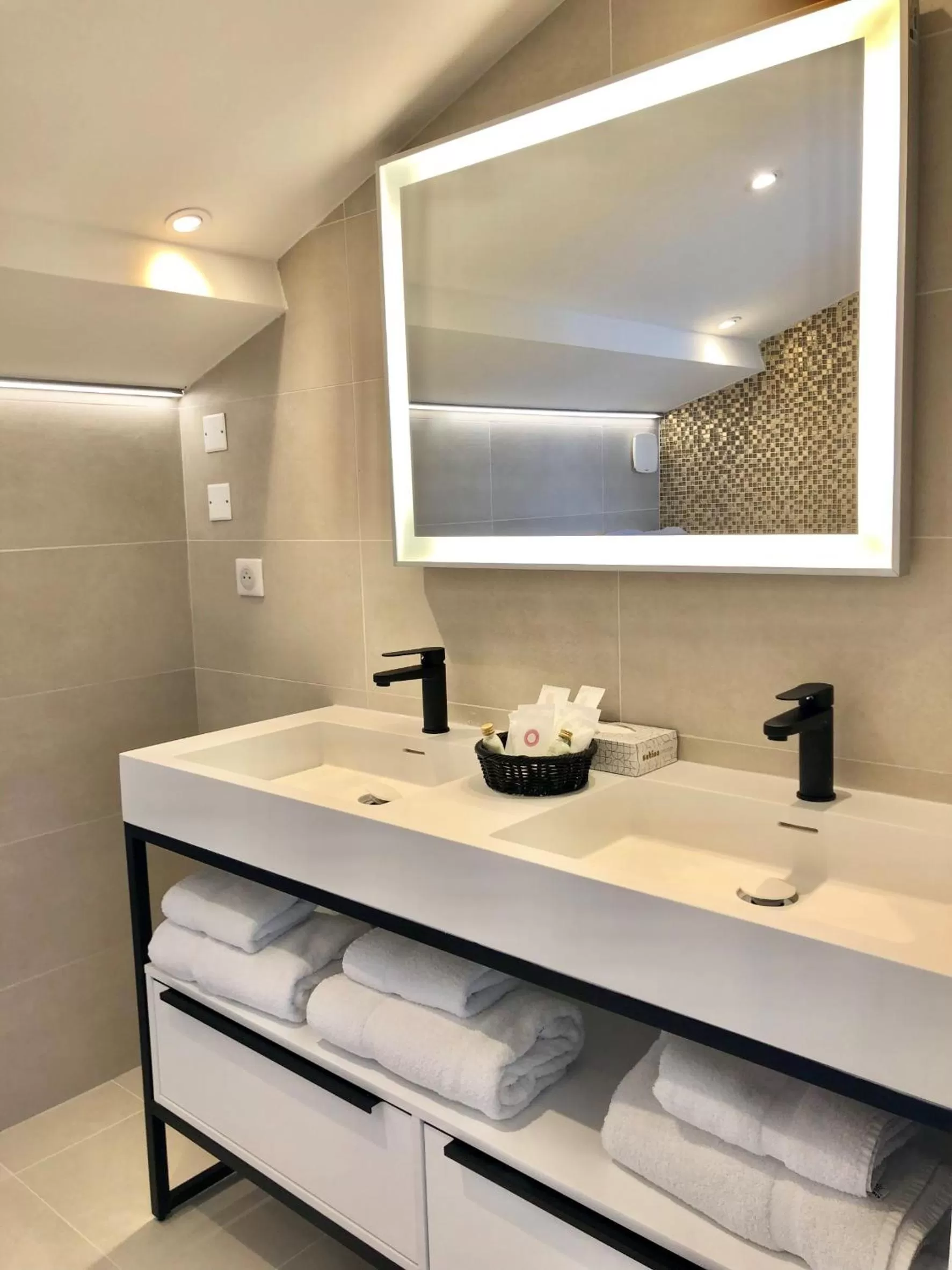 Bathroom, Bed in Best Western Premier Montfleuri