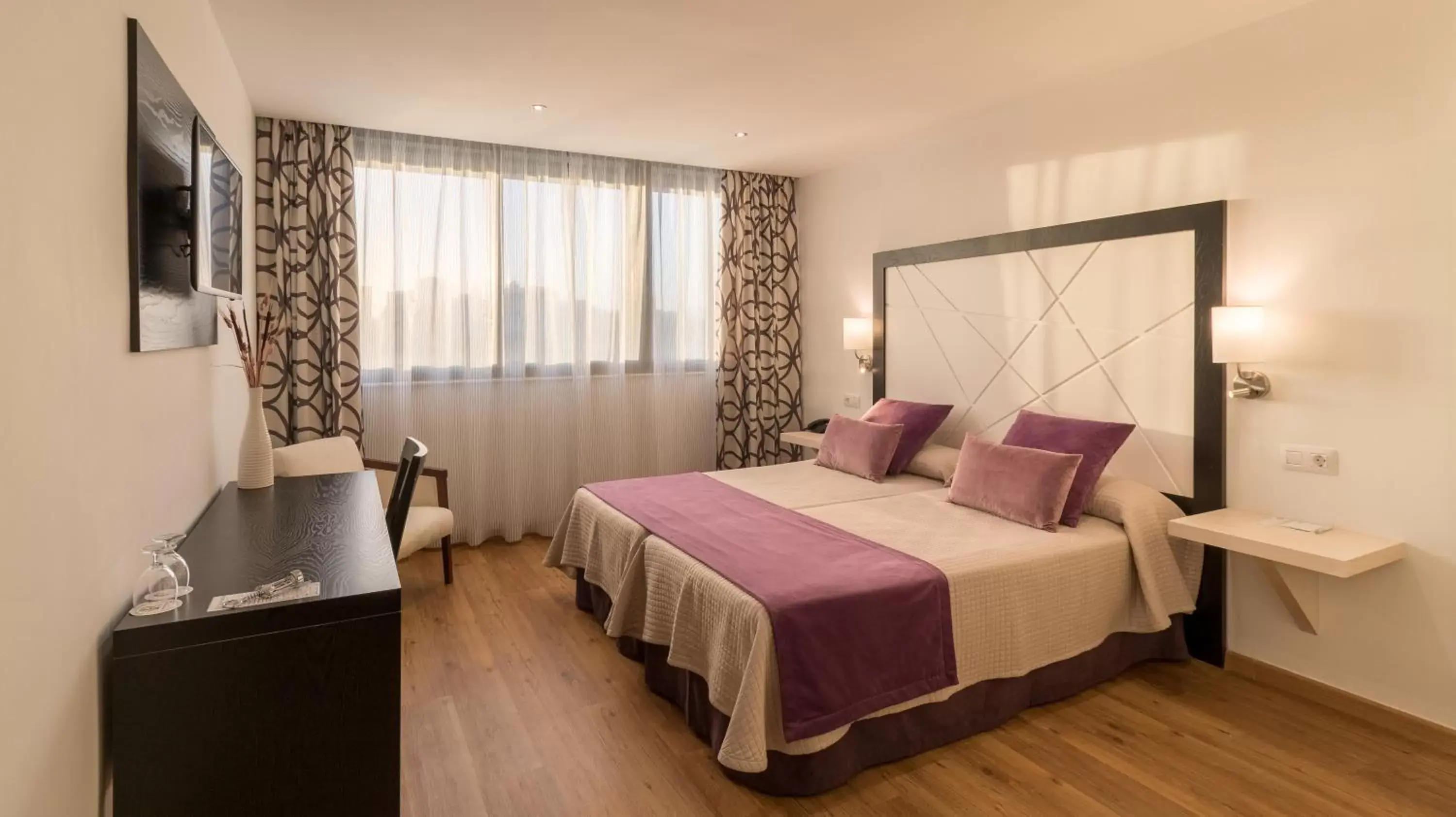 Double or Twin Room (1-2 Adults) in Hotel Colon Rambla Double or Twin Room (1-2 Adults) in Hotel Colon Rambla