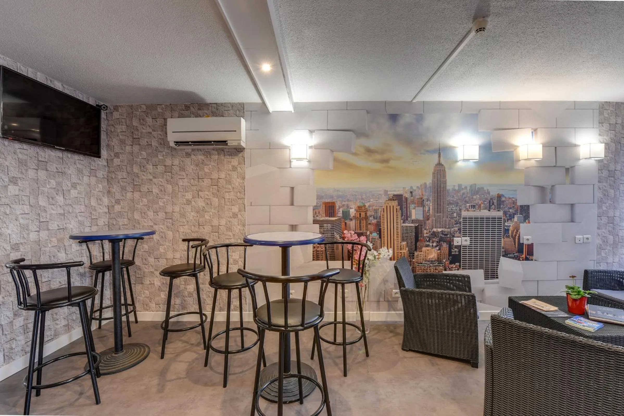 Lobby or reception in The Originals Access, Hotel Thouars