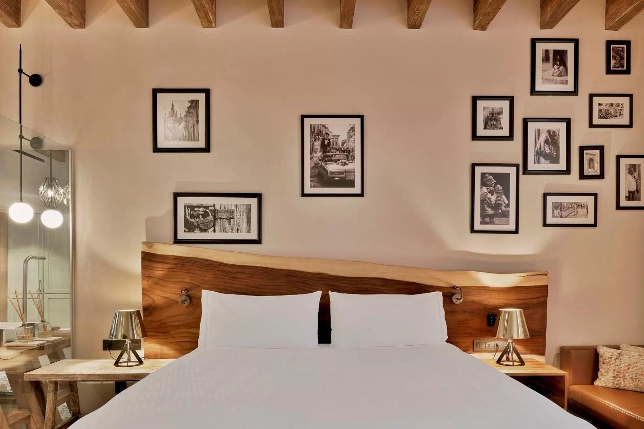 Photo of the whole room, Bed in Live Aqua San Miguel de Allende