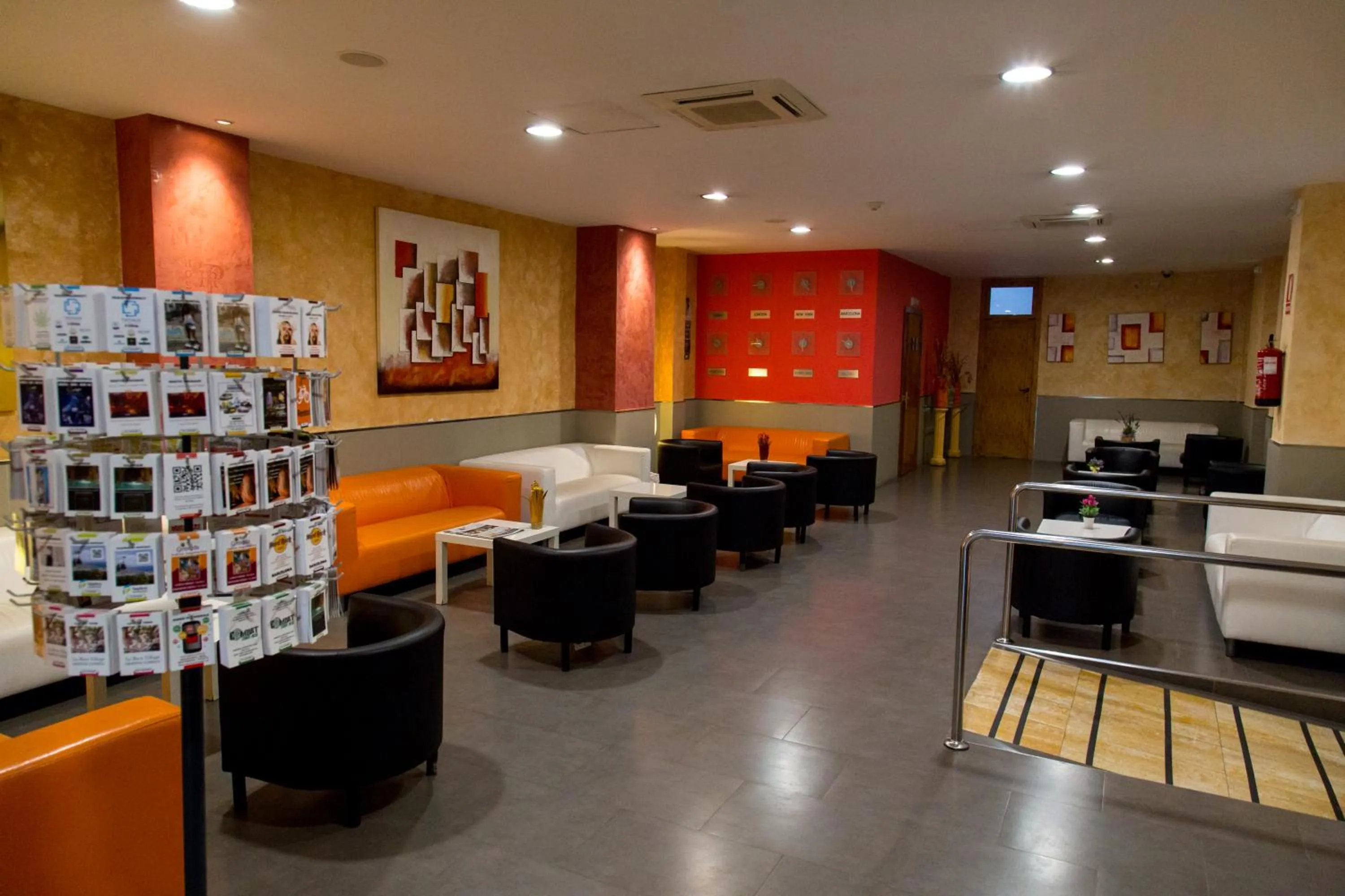 Communal lounge/ TV room in Hostal Barcelona