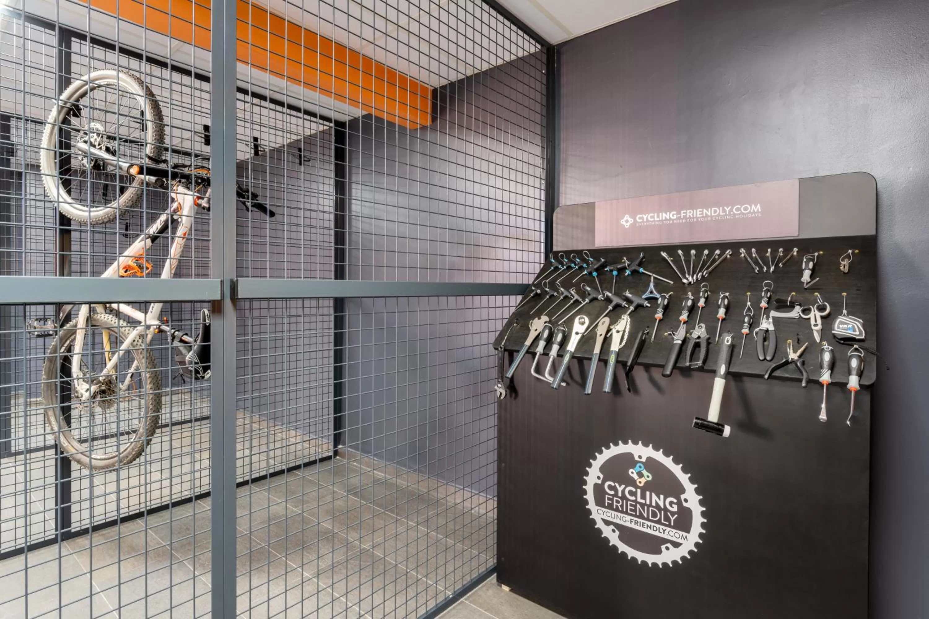 Cycling in Climia Benidorm Plaza