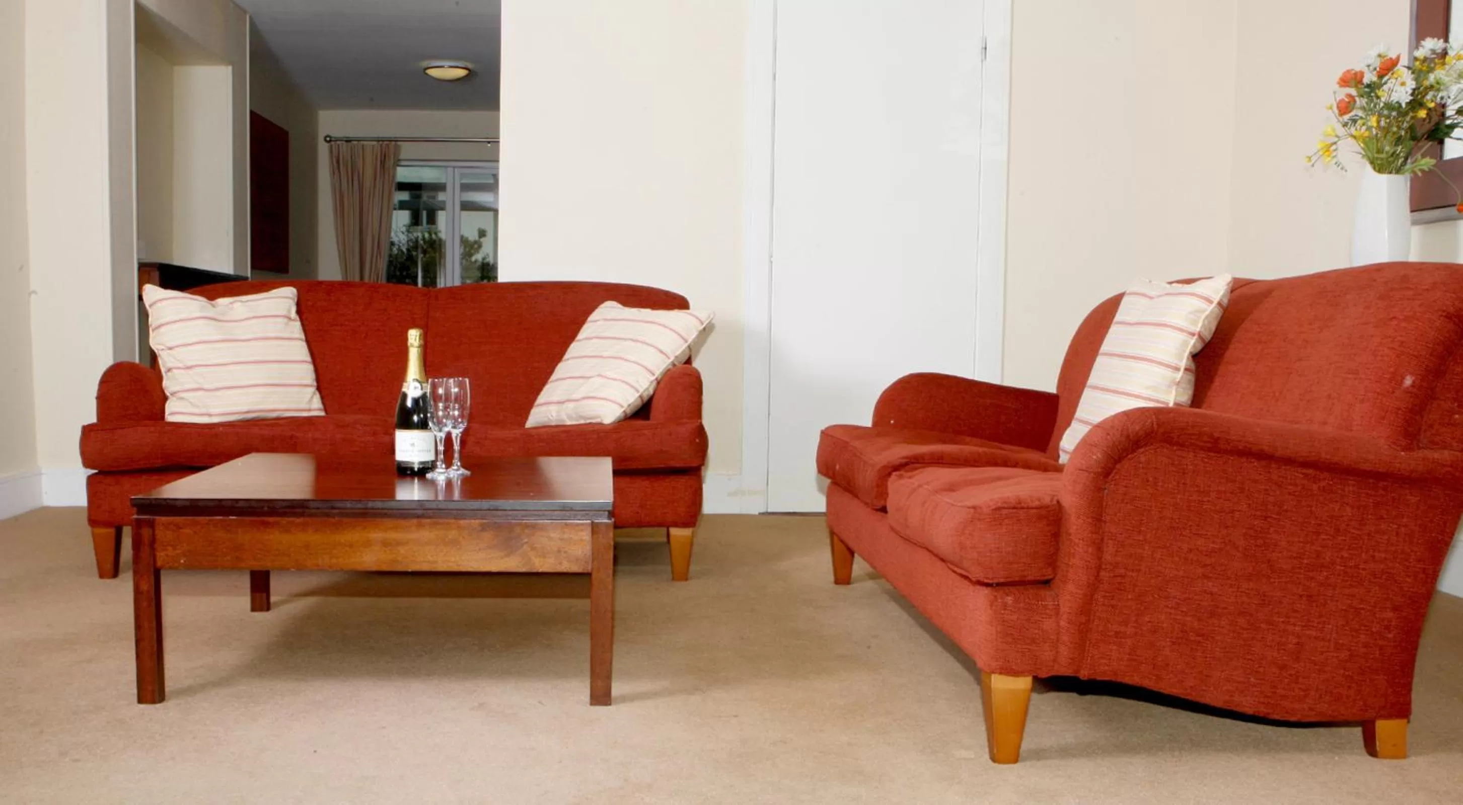 Living room in Castle Oaks House Hotel