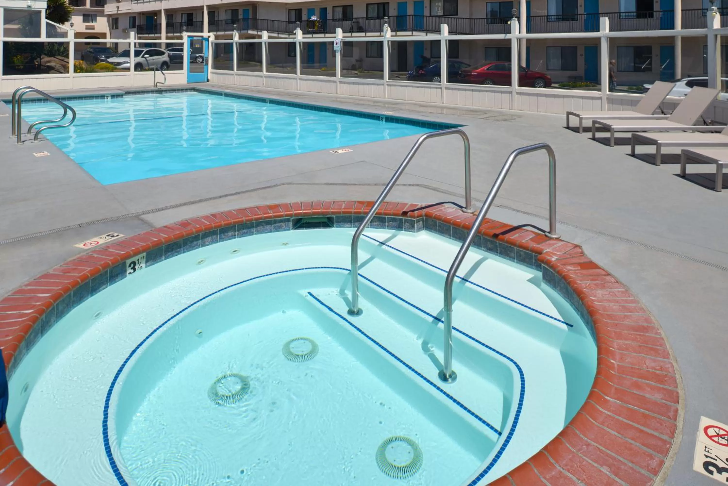 Hot Tub in Edgewater Inn and Suites