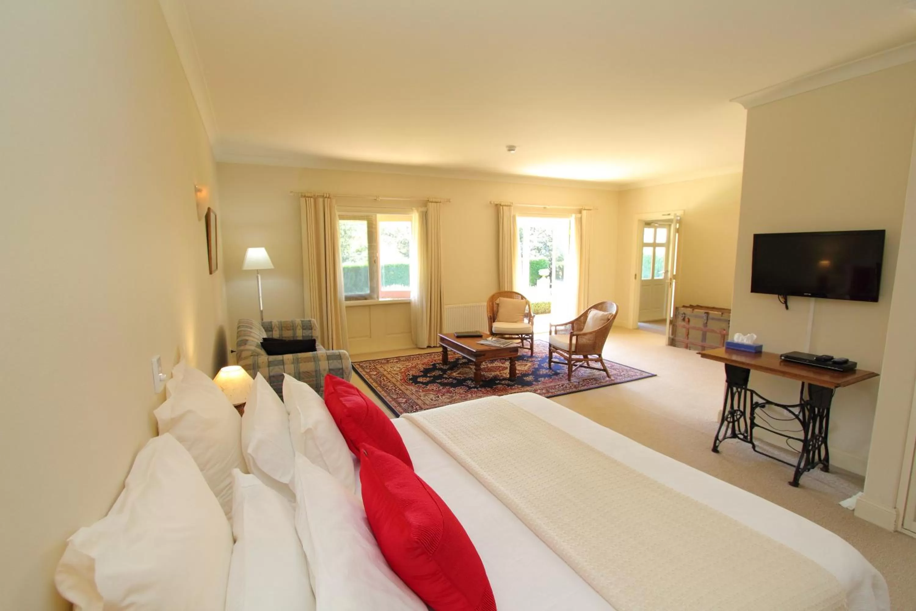 Photo of the whole room, Bed in Fitzroy Inn Historic Retreat Mittagong