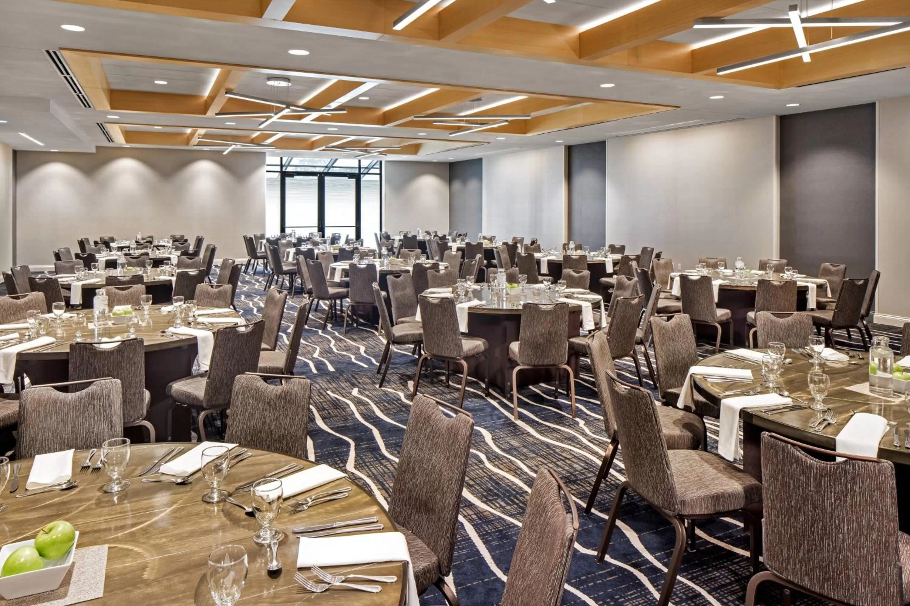 Meeting/conference room in Delta Hotels by Marriott Minneapolis Northeast