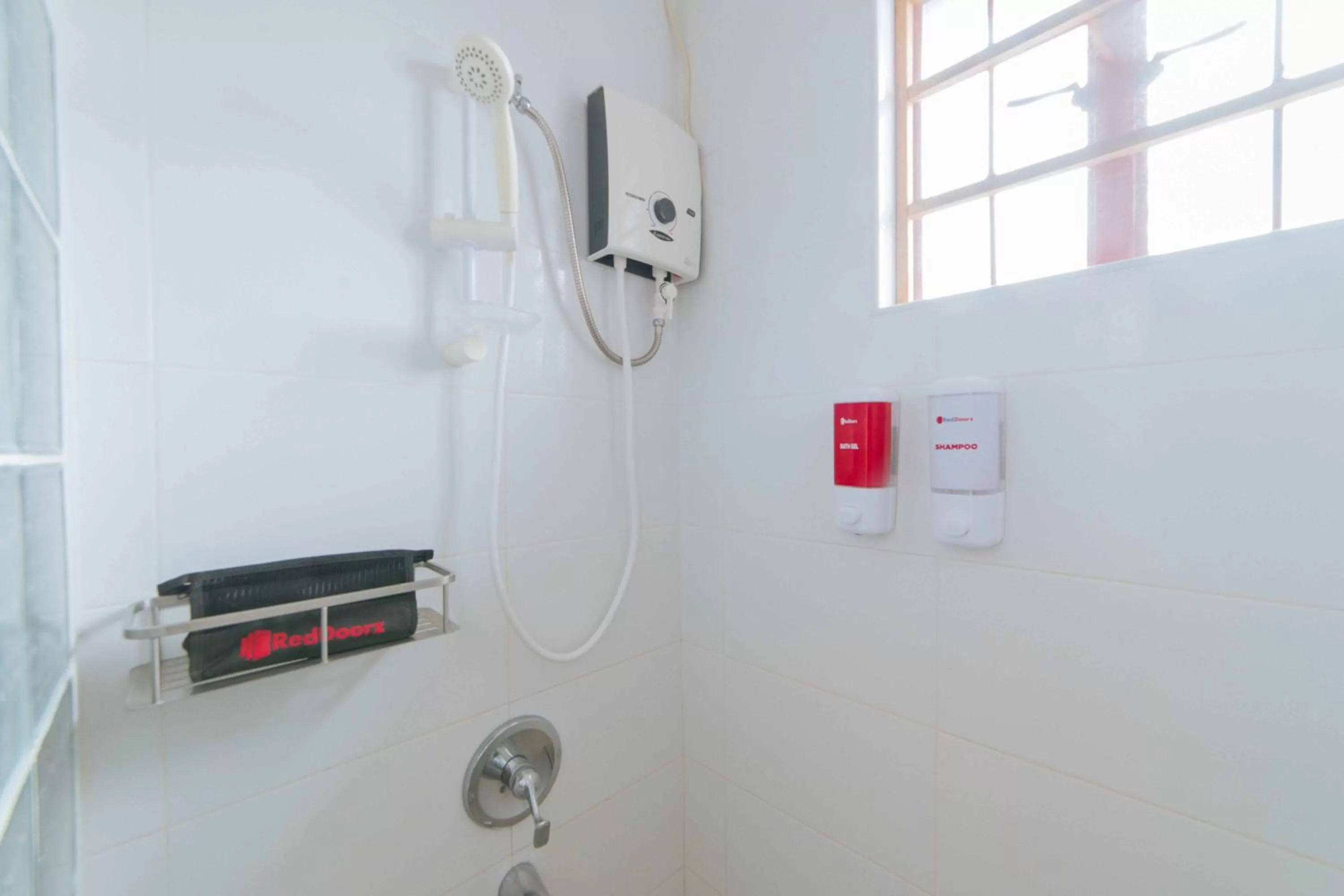 Shower in RedDoorz Plus @ Starhomes Olivianville