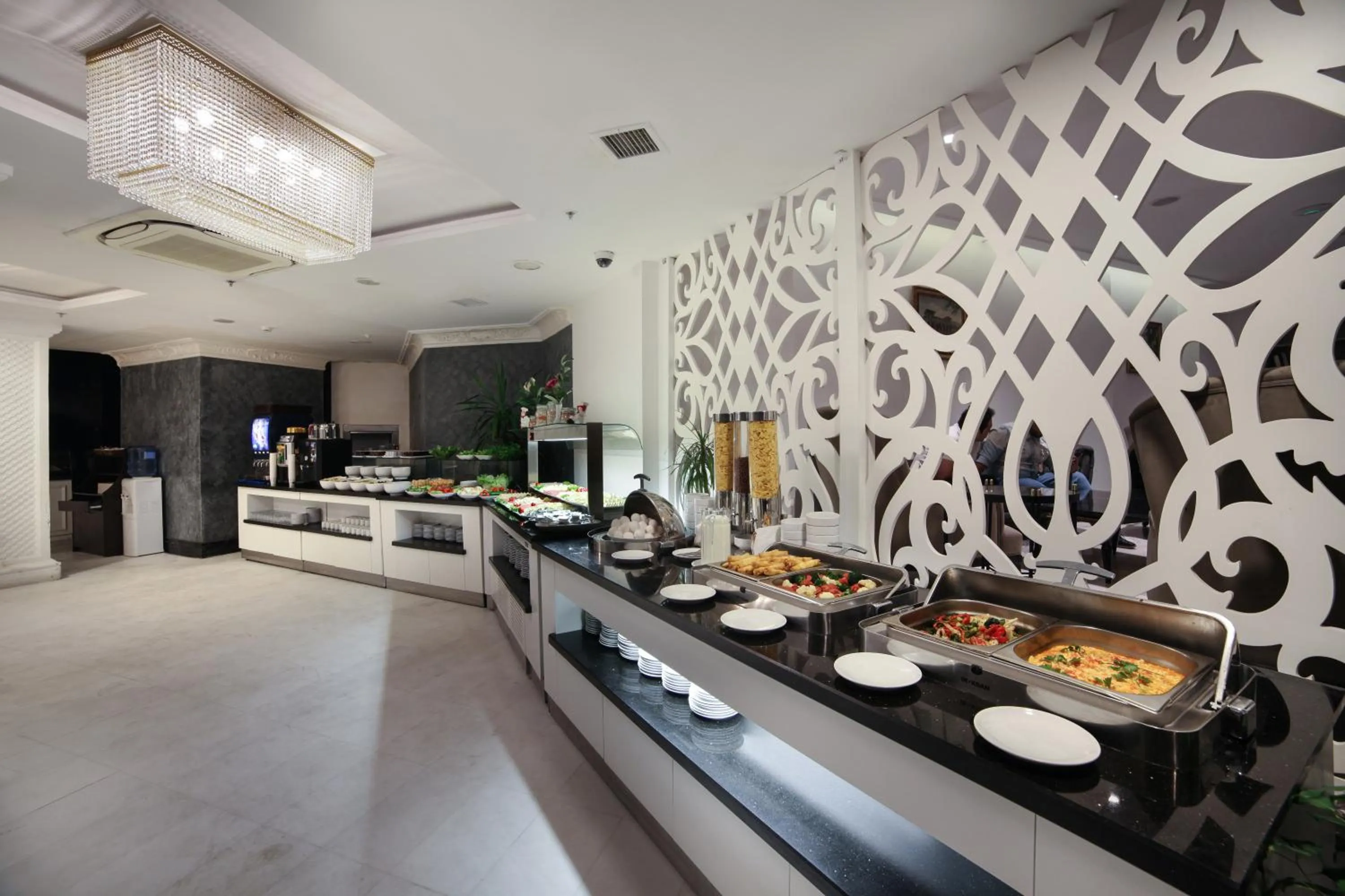 Restaurant/places to eat in White Monarch Hotel