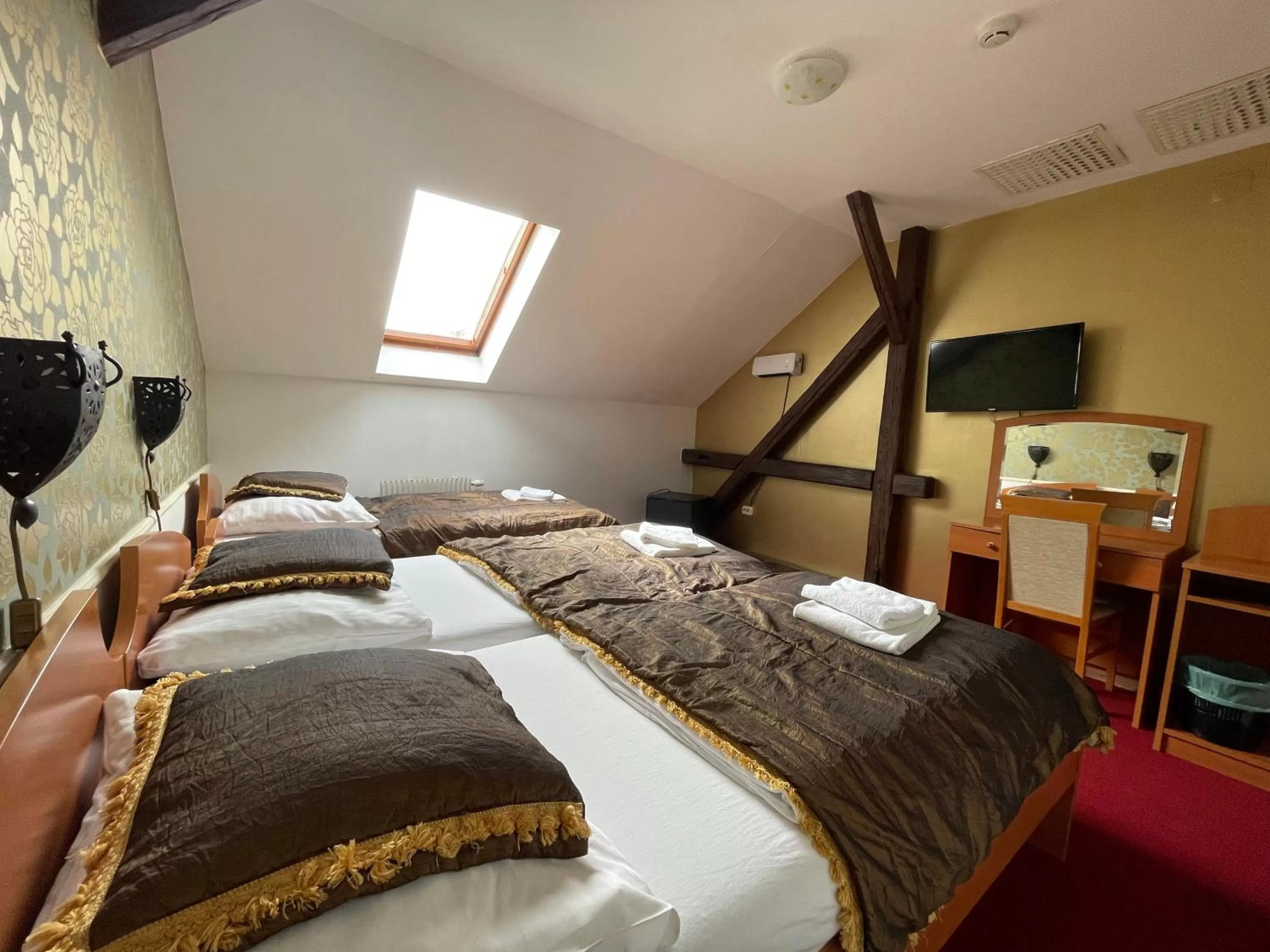 Bed in Hotel Minaret&Étterem