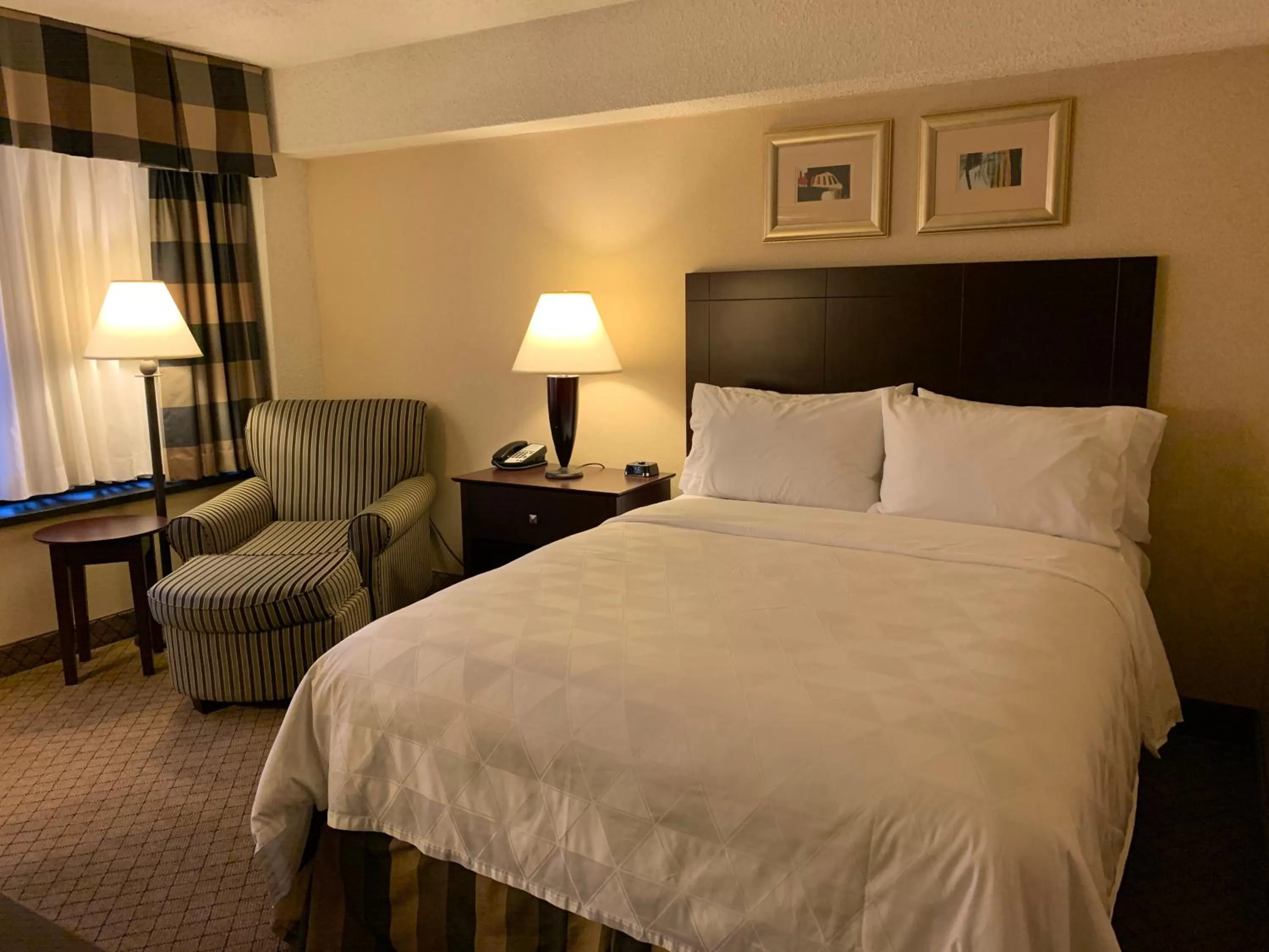 Photo of the whole room, Bed in Holiday Inn Johnstown-Downtown by IHG