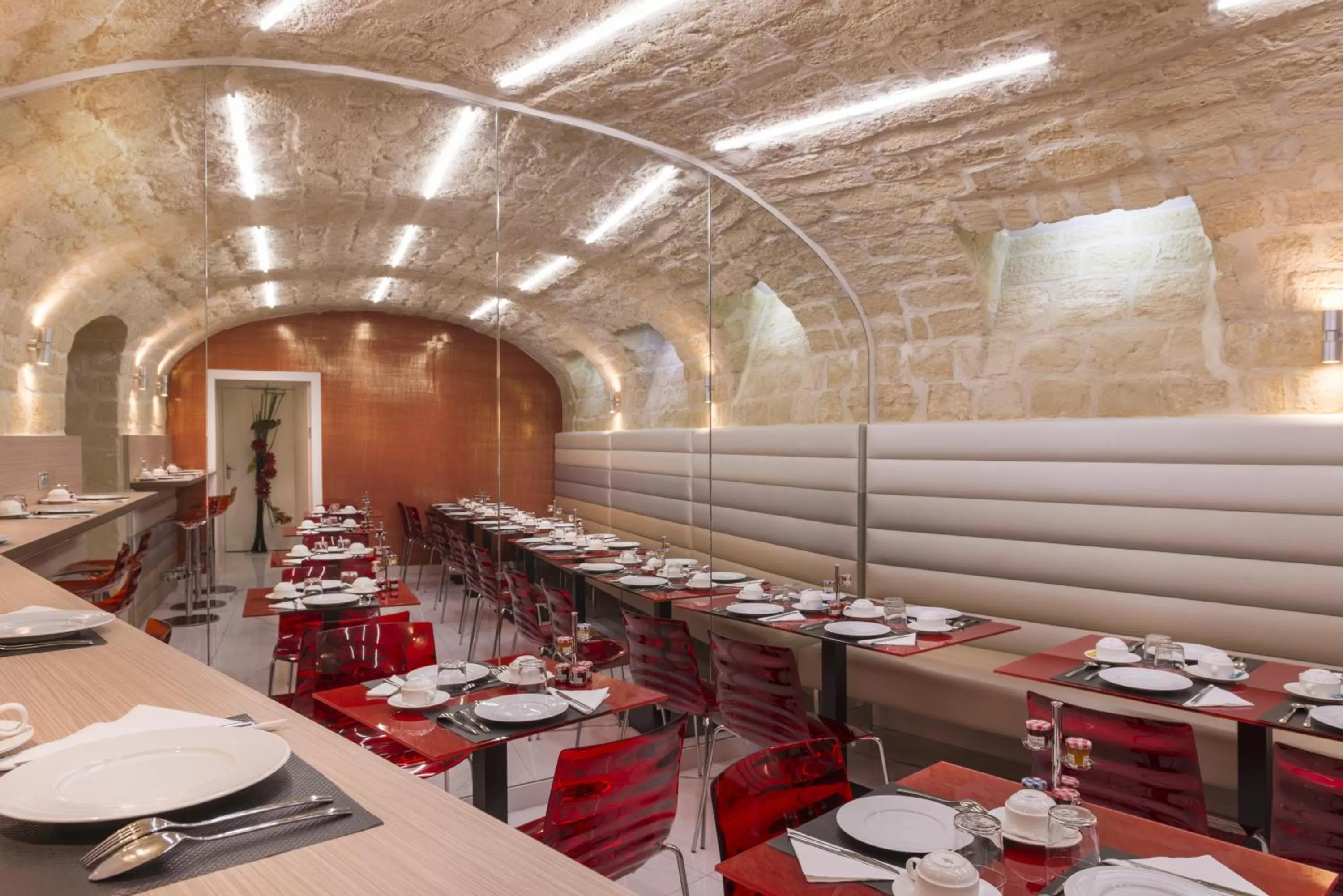 Restaurant/places to eat in Le Bon Hôtel