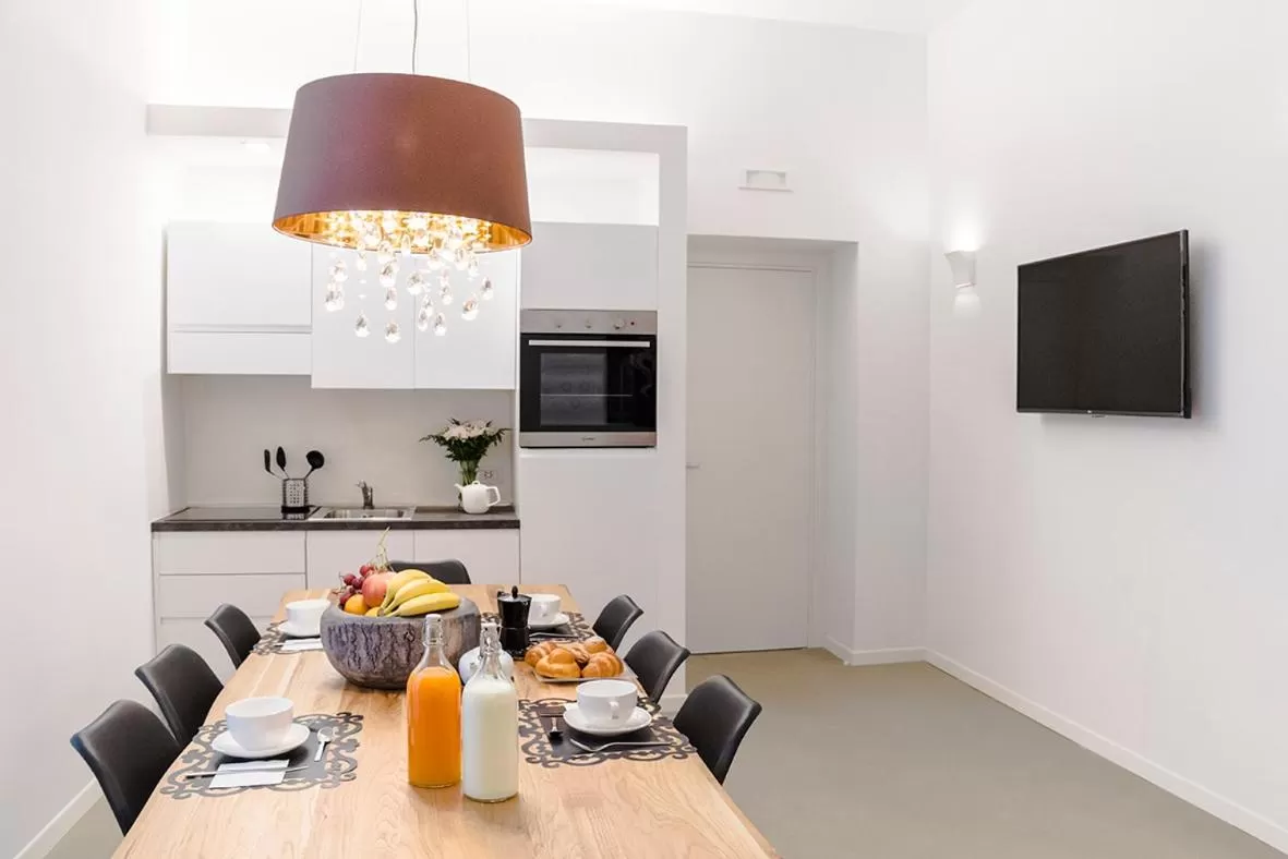 Dining area in A Misura Duomo Rooms & Apartment - LS Accommodations