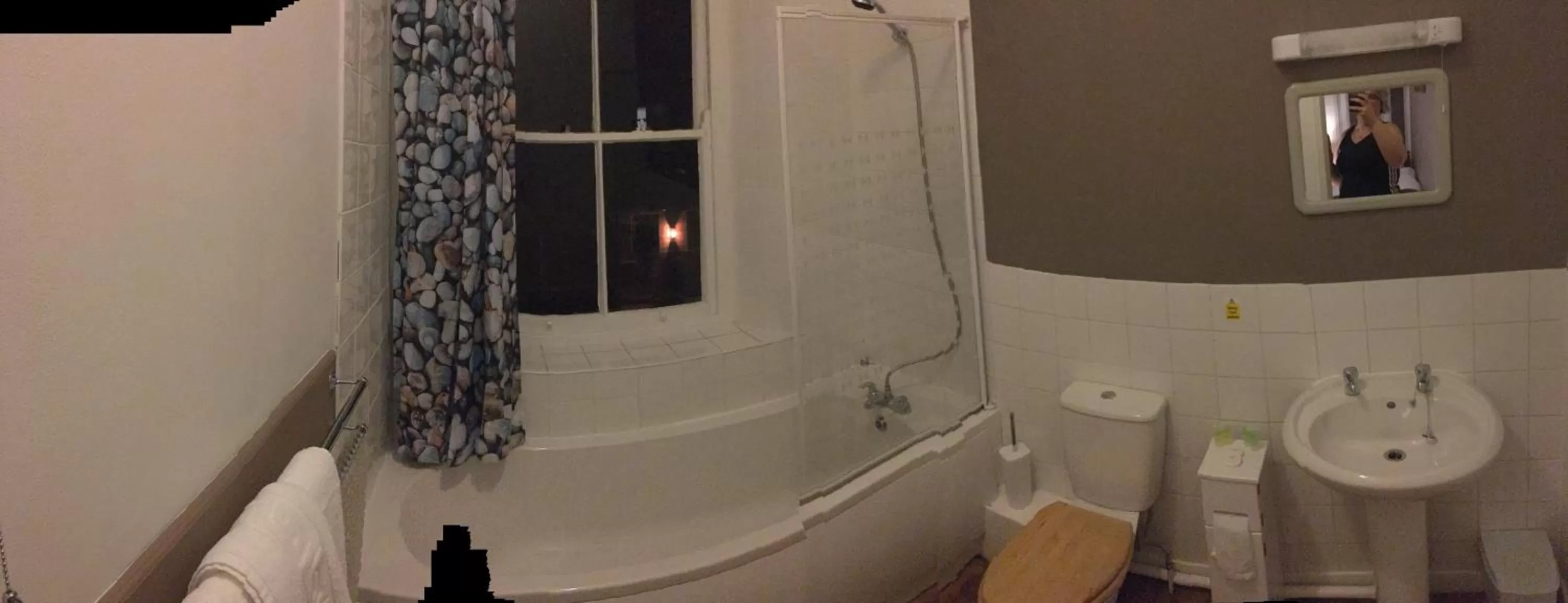 Bathroom in The Dyvels Inn