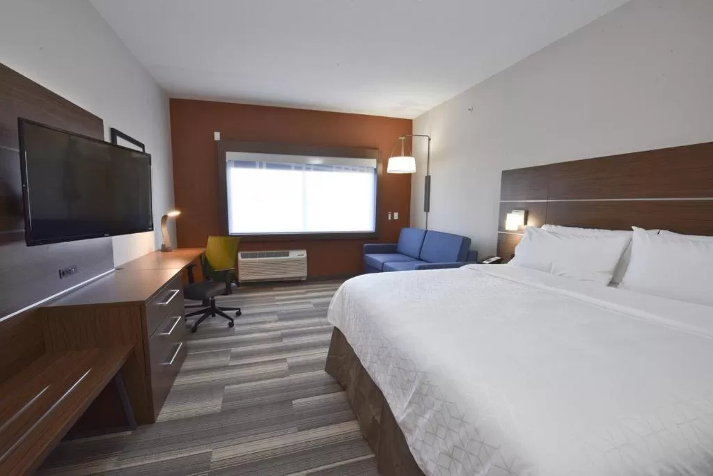 King Suite - Non-Smoking in Holiday Inn Express & Suites Junction, an IHG Hotel