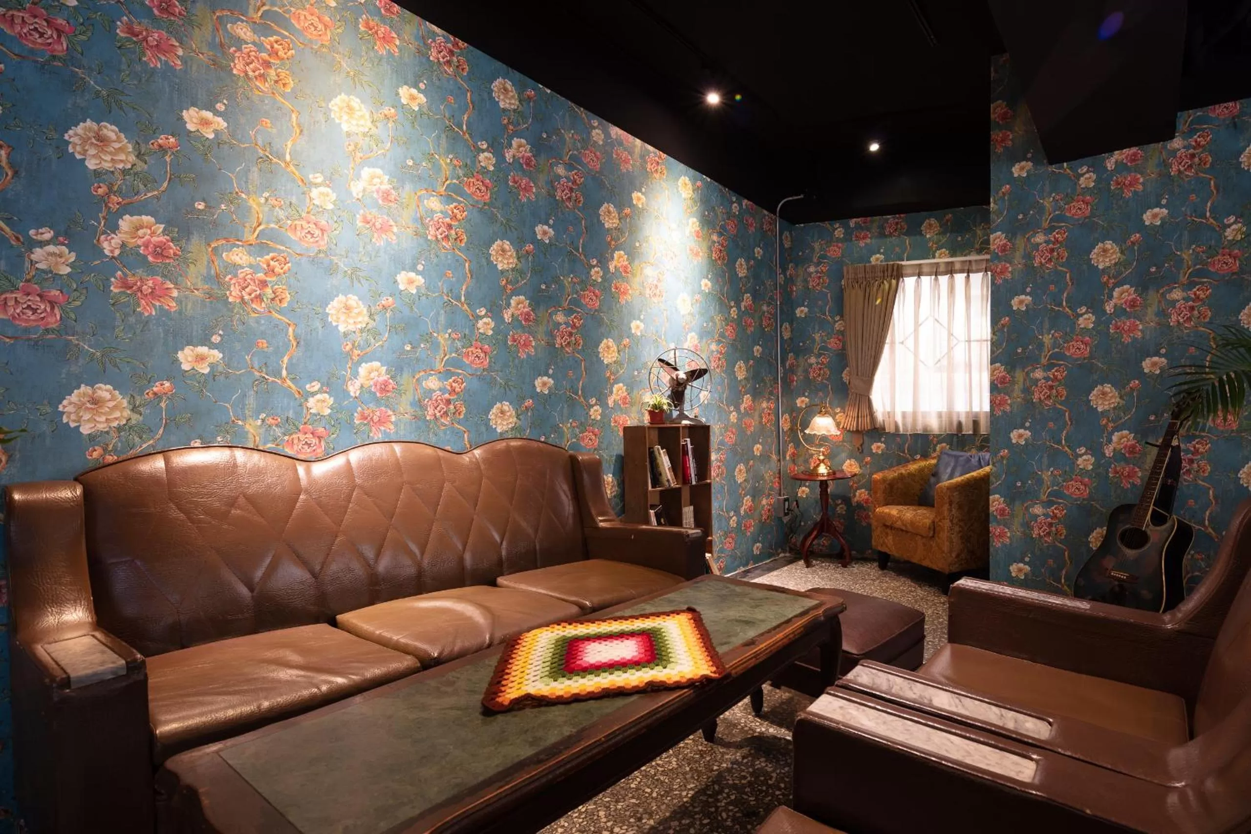 Communal lounge/ TV room in Cho Hotel