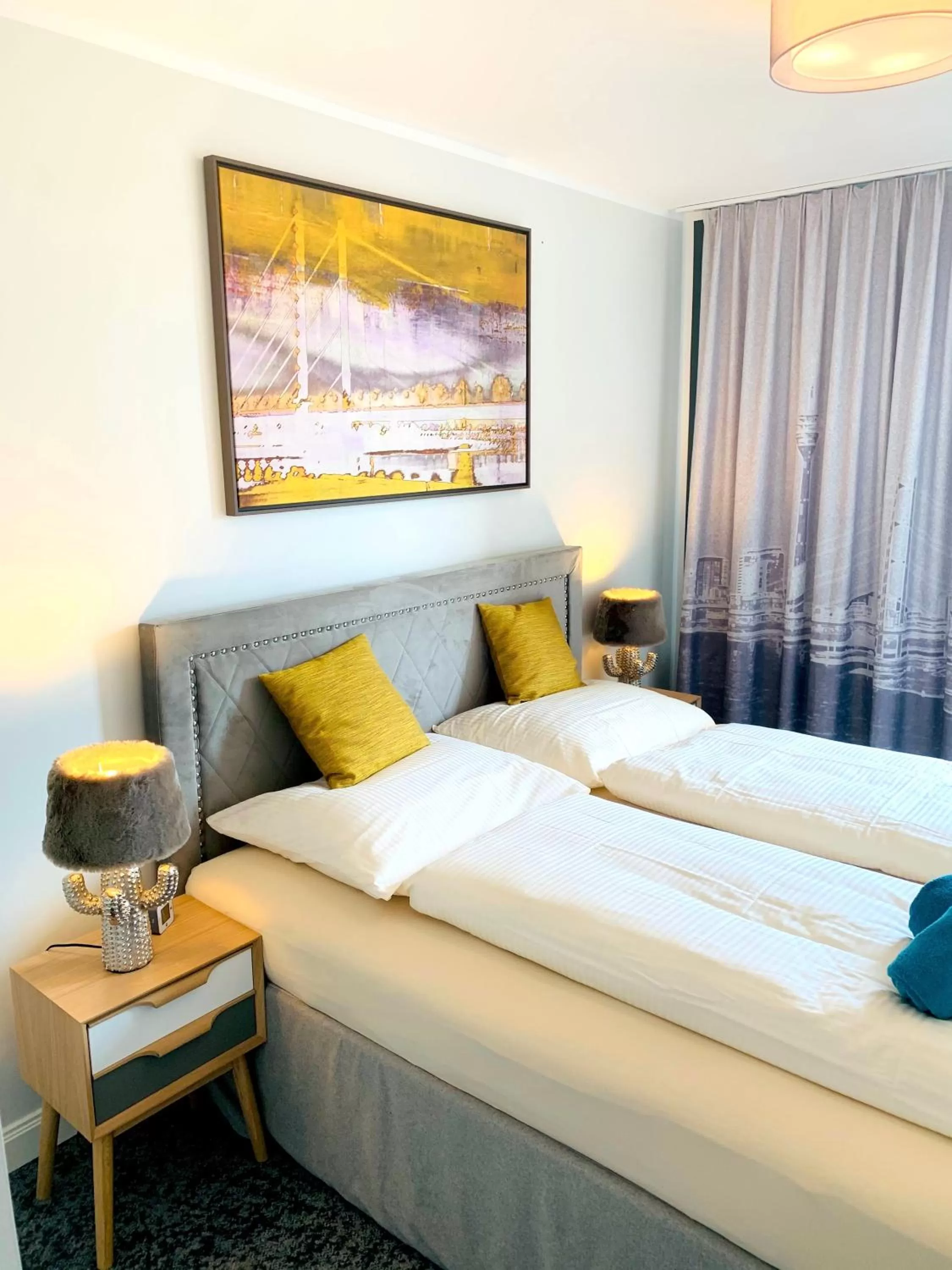 Bed in BESOTEL Mettmann