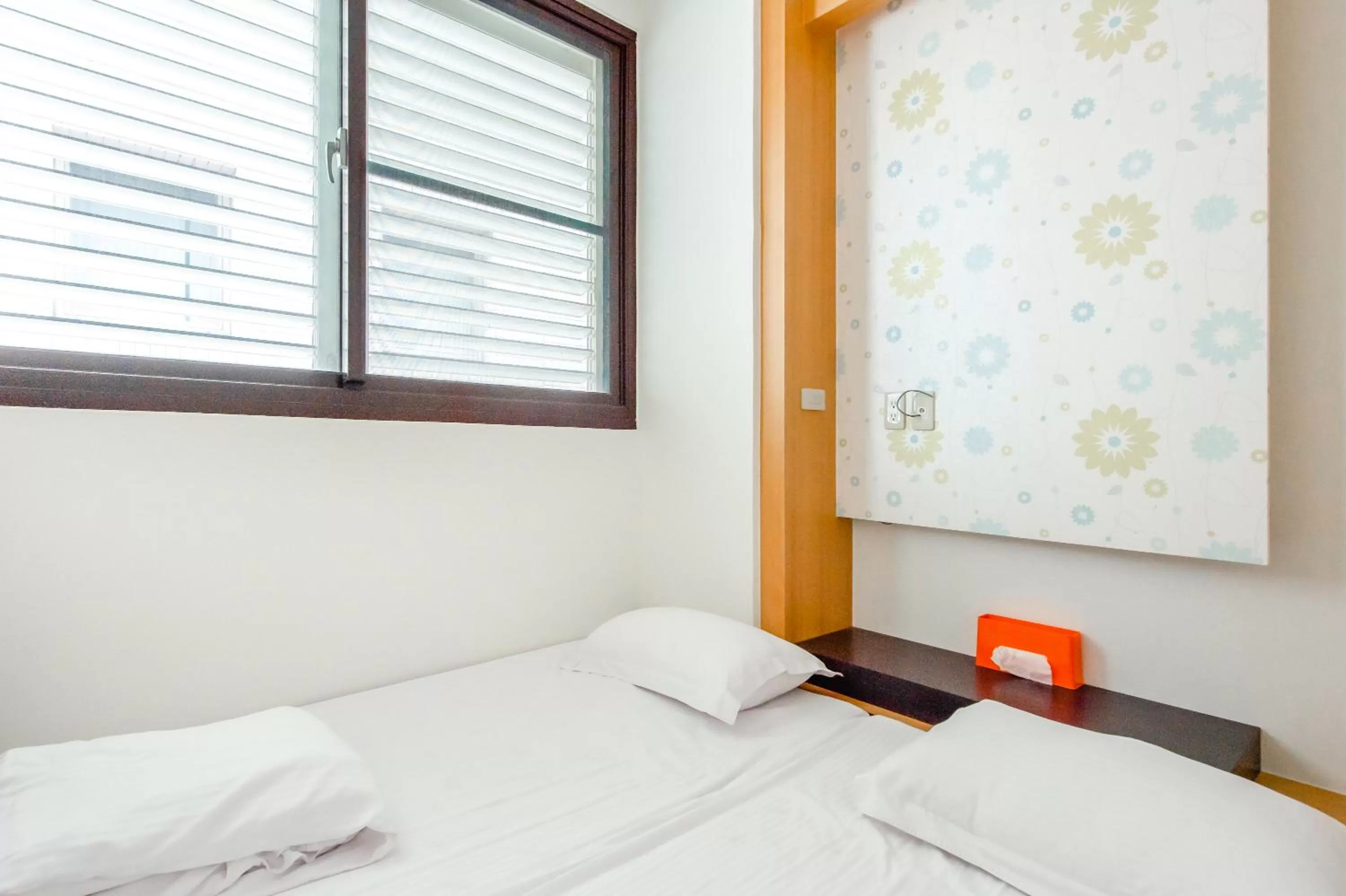 Photo of the whole room, Bed in lightness Station Inn