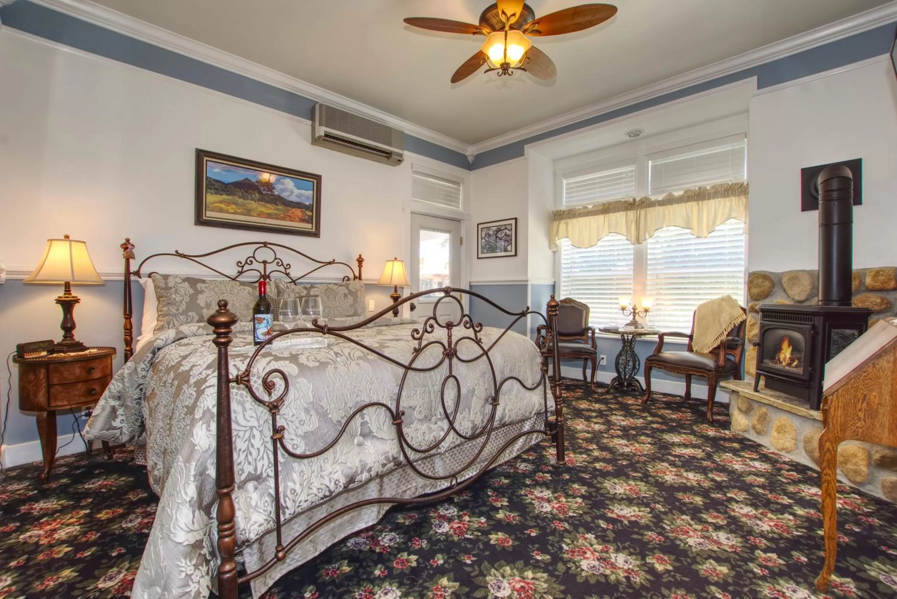 Photo of the whole room, Bed in ForFriends Inn Wine Country Bed and Breakfast