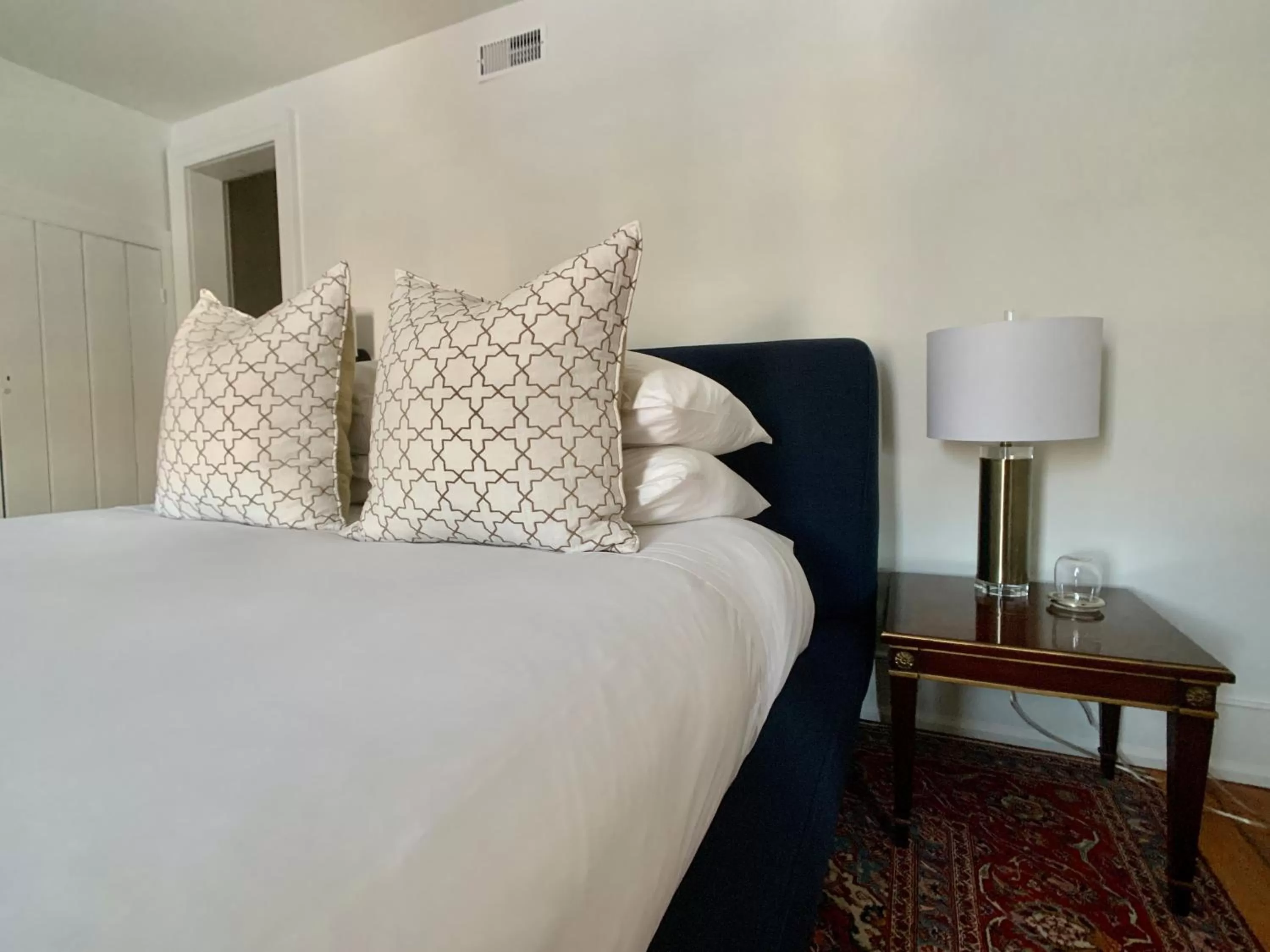 Bed in Woodbourne Inn